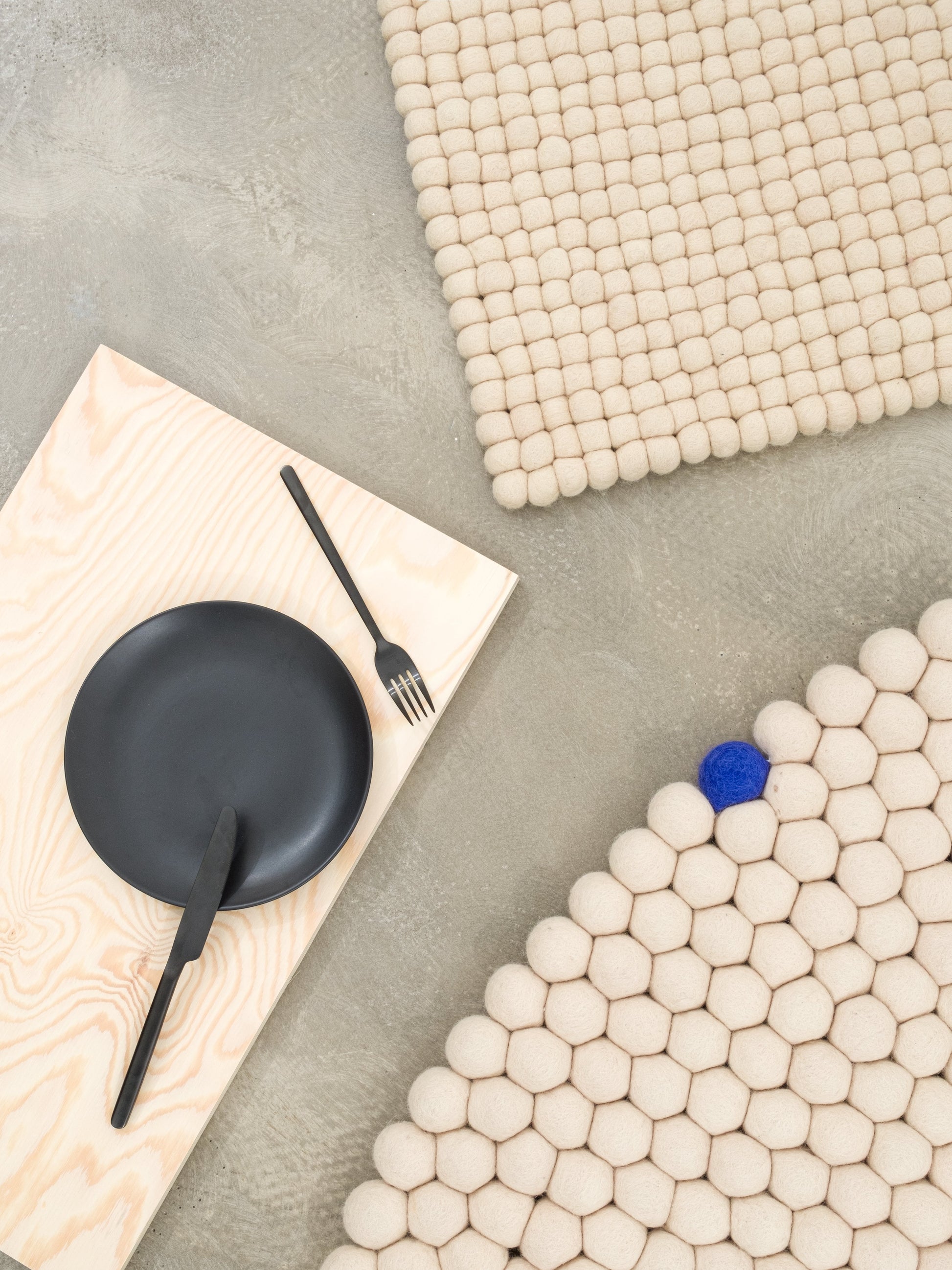 myfelt Big One Filzkugelteppich Beige aus Schurwolle – Bild 6