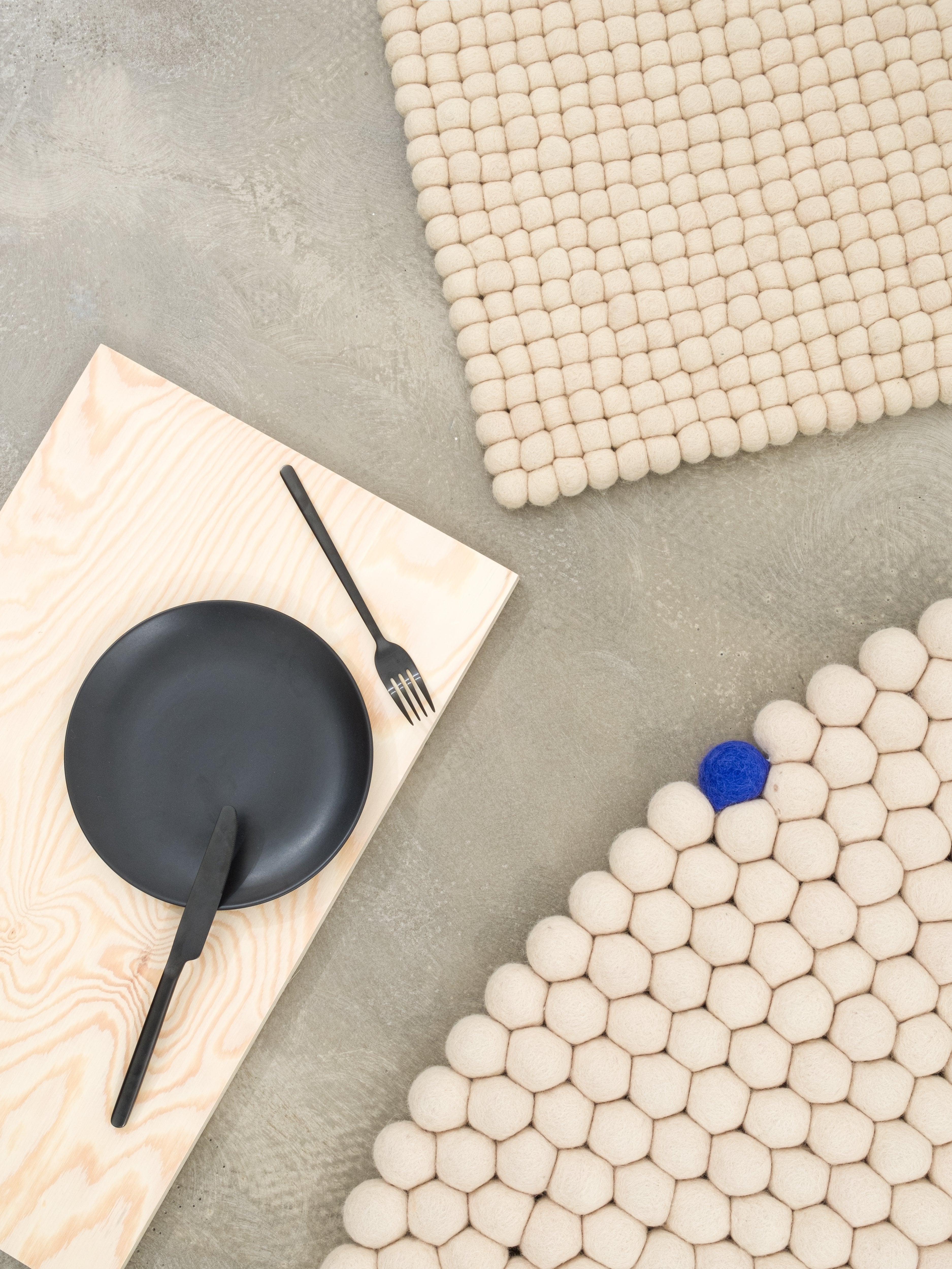myfelt Big One Filzkugelteppich Beige aus Schurwolle – Bild 6
