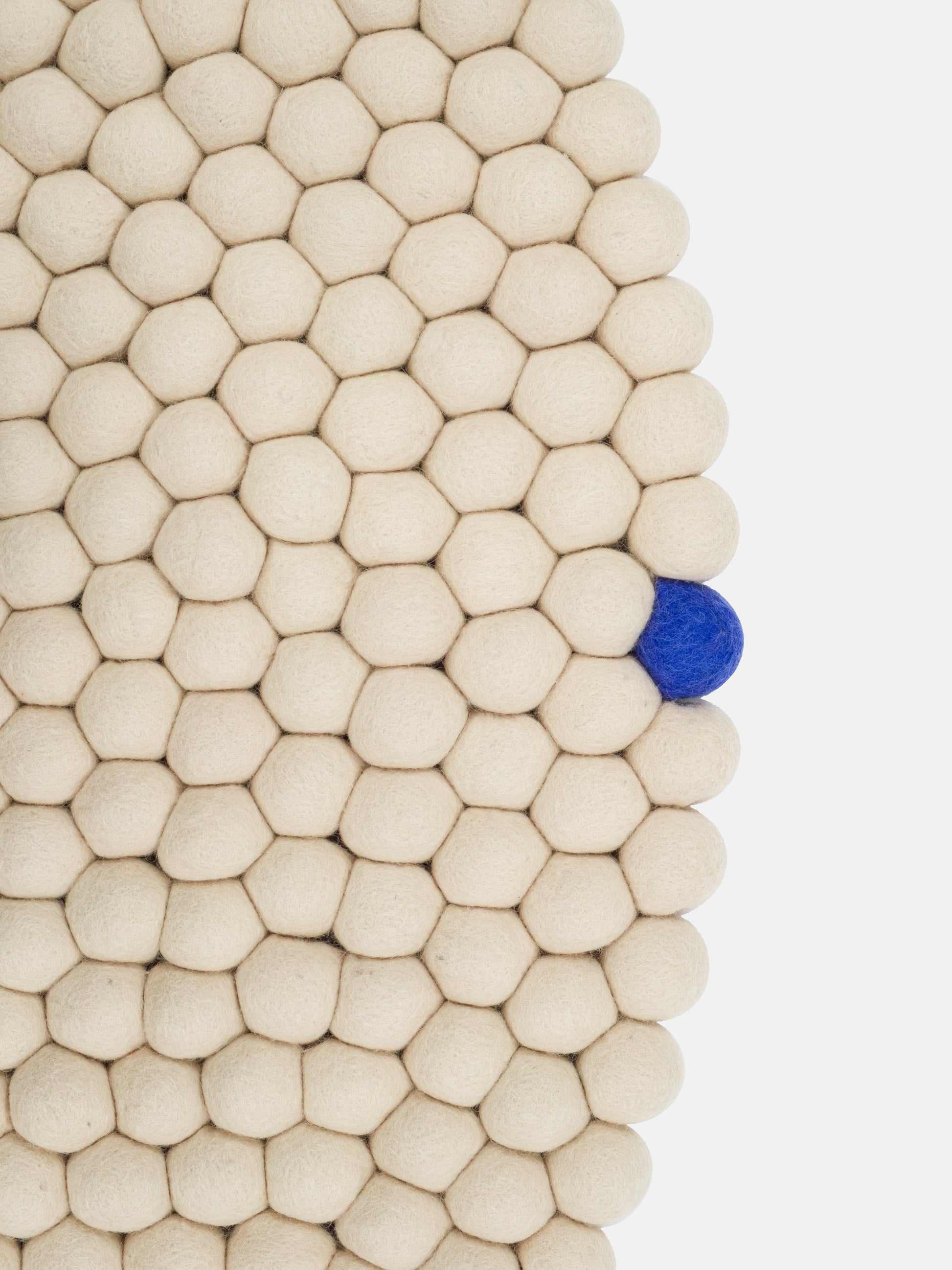 myfelt Big One Filzkugelteppich Beige aus Schurwolle – Bild 7