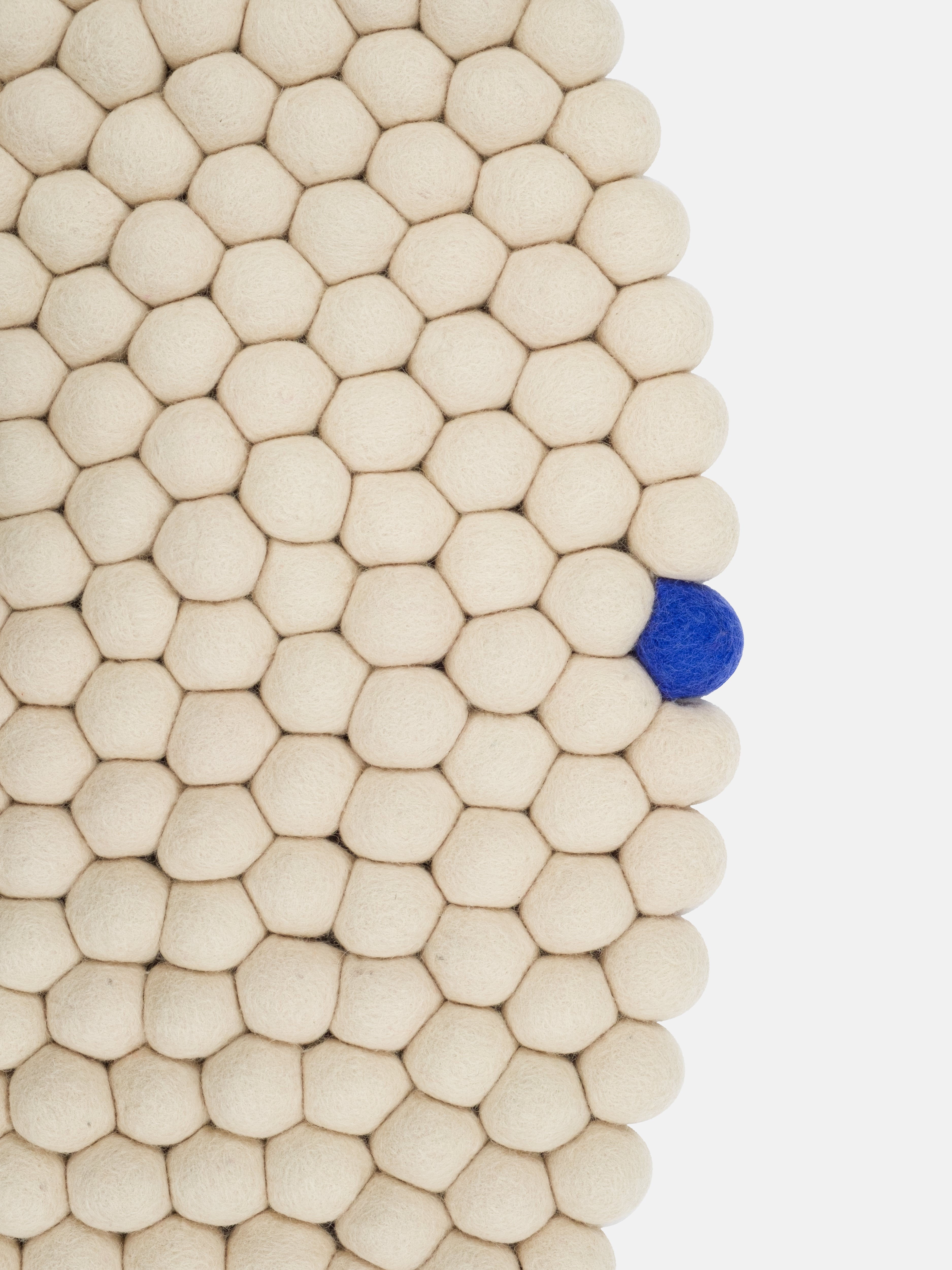 myfelt Big One Filzkugelteppich Beige aus Schurwolle – Bild 7