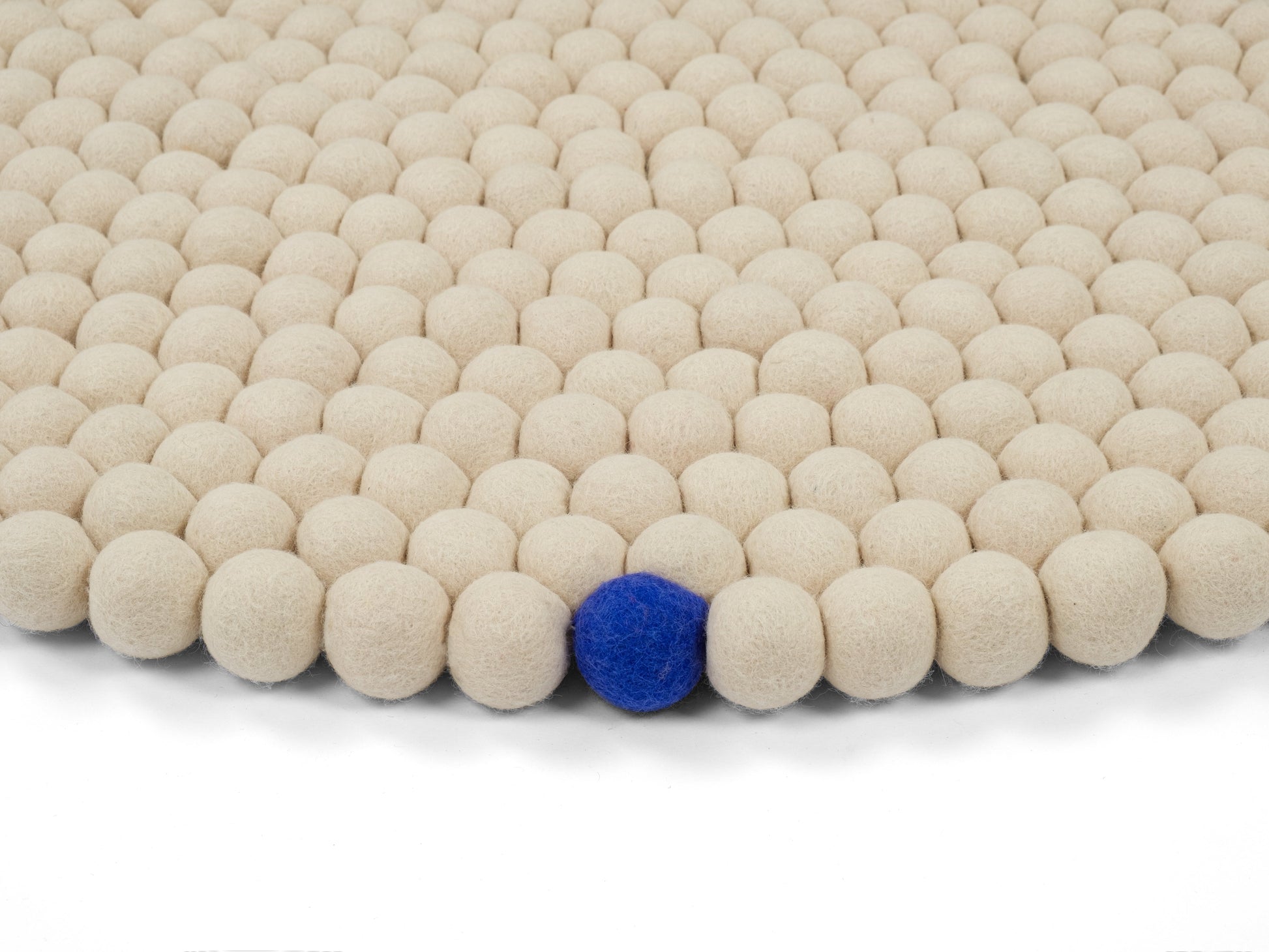 myfelt Big One Filzkugelteppich Beige aus Schurwolle – Bild 8