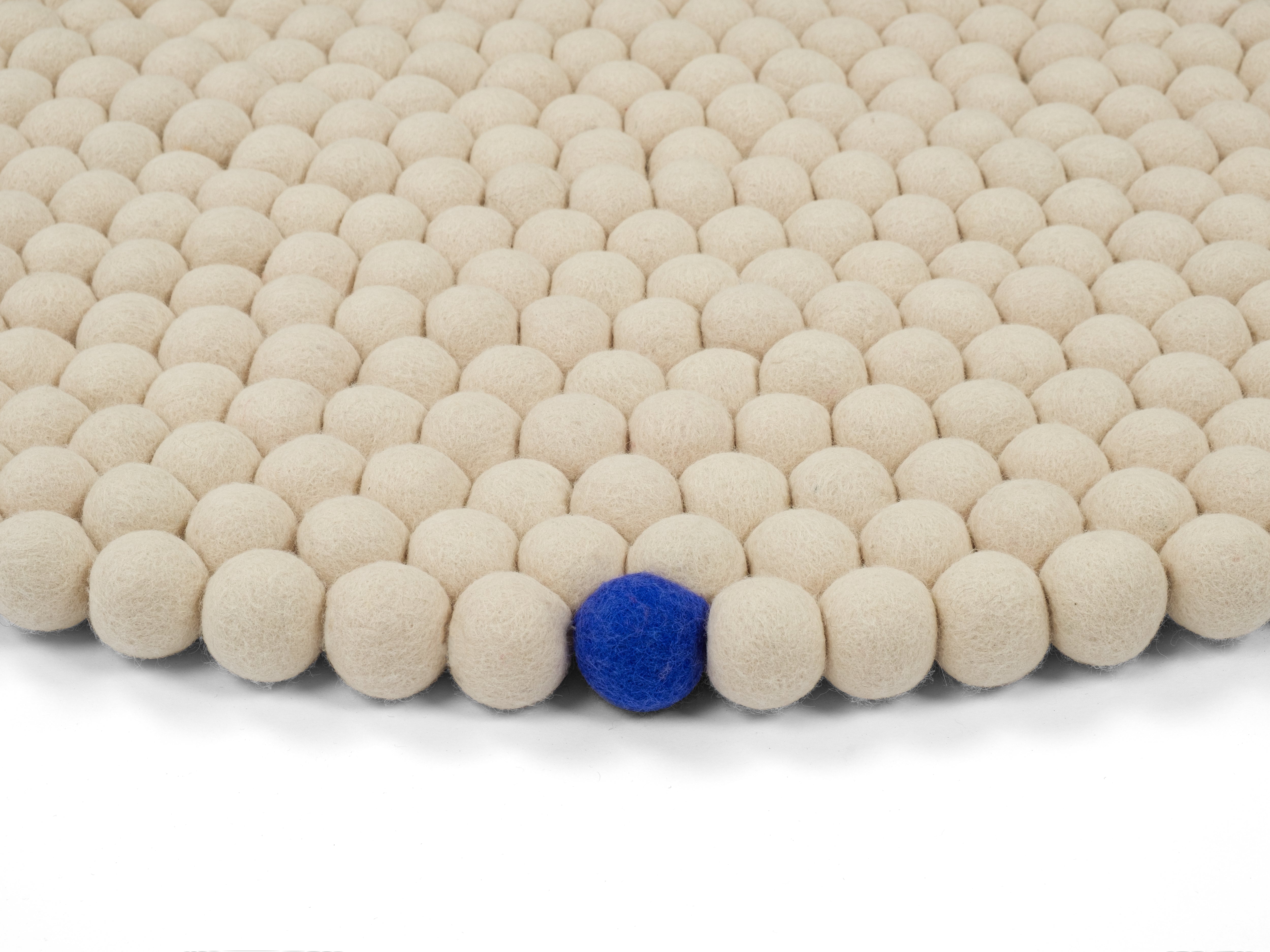myfelt Big One Filzkugelteppich Beige aus Schurwolle – Bild 8