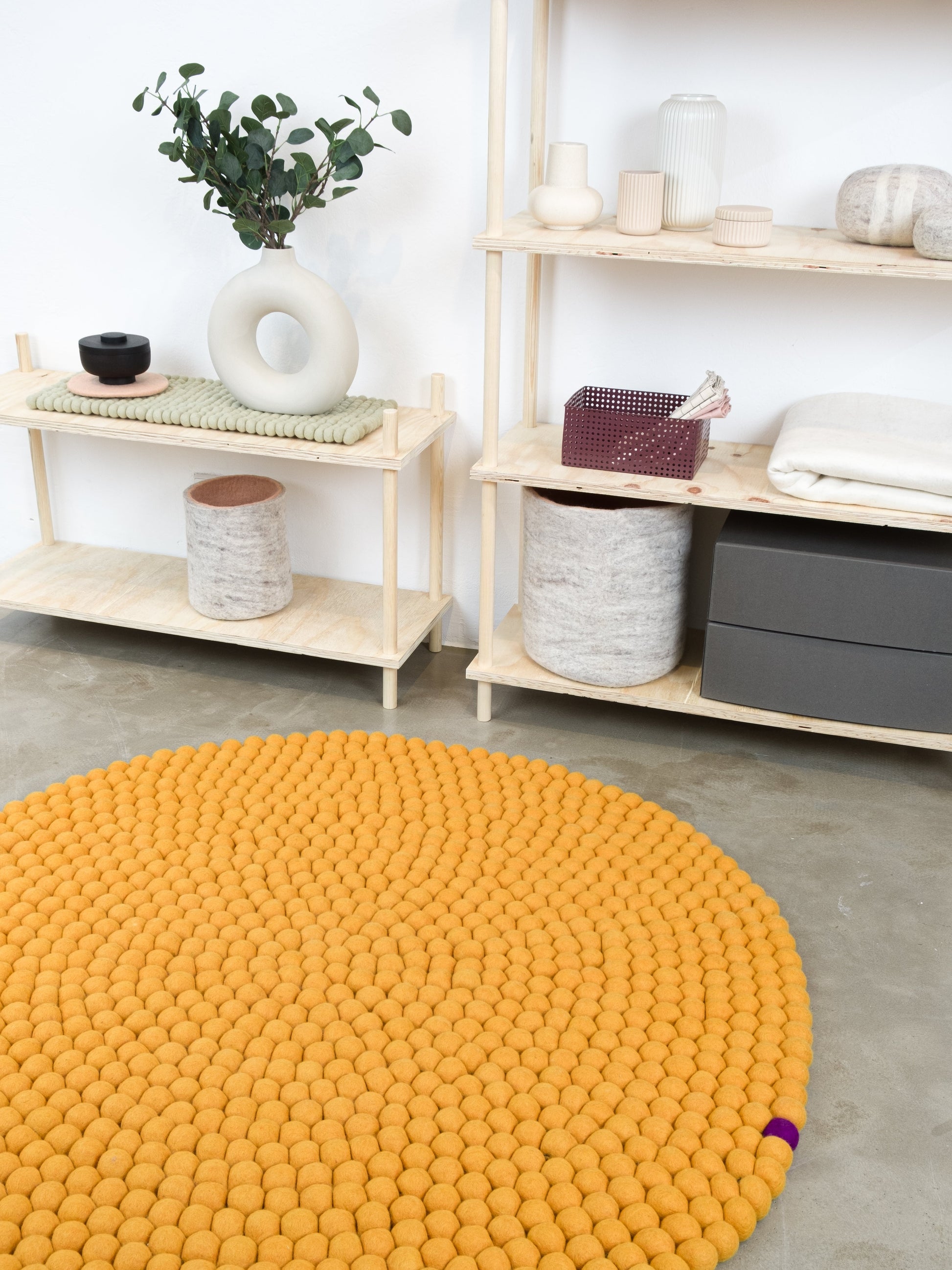 myfelt Big One Filzkugelteppich Gelb aus Schurwolle – Bild 2