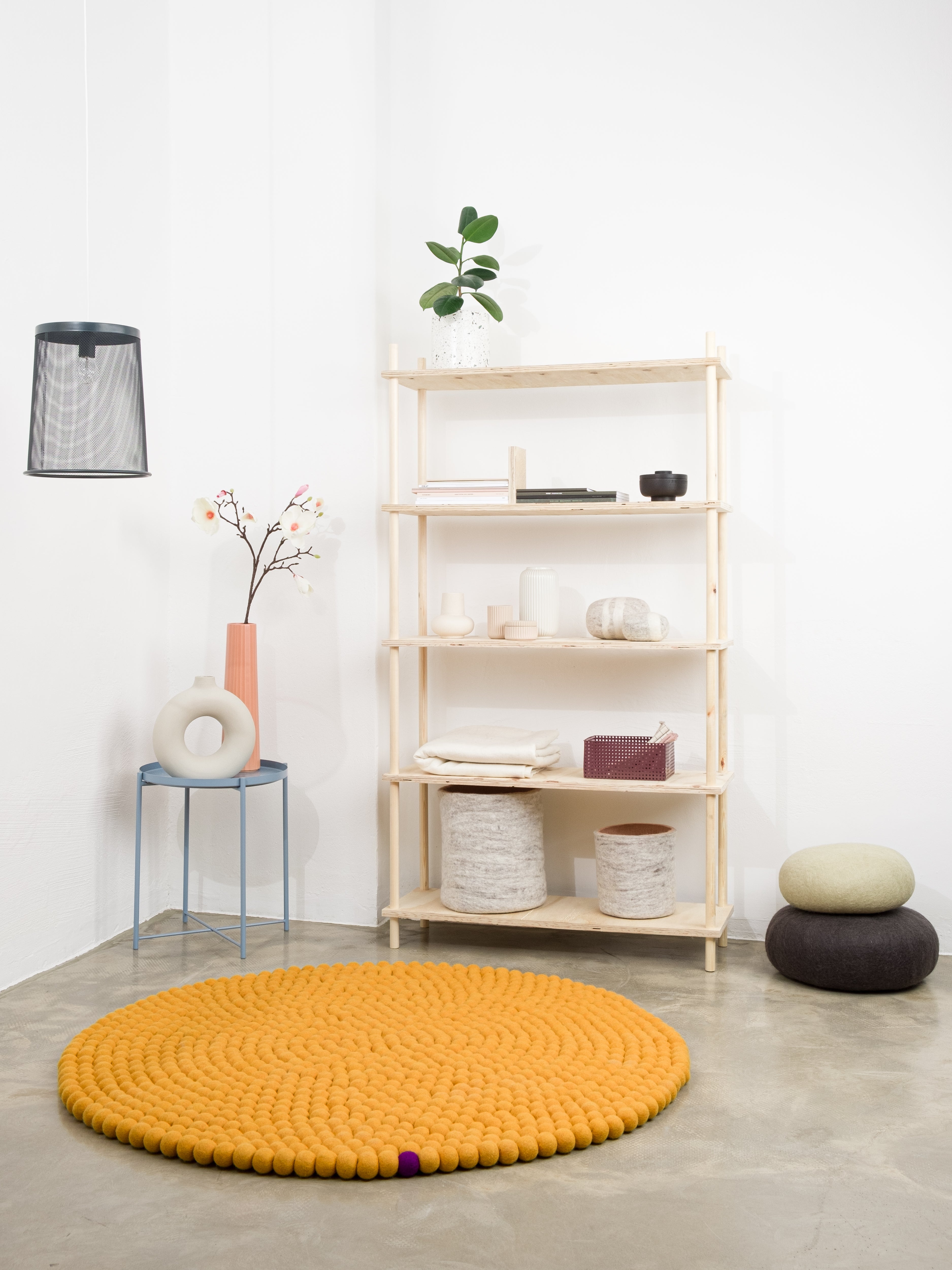 myfelt Big One Filzkugelteppich Gelb aus Schurwolle – Bild 3
