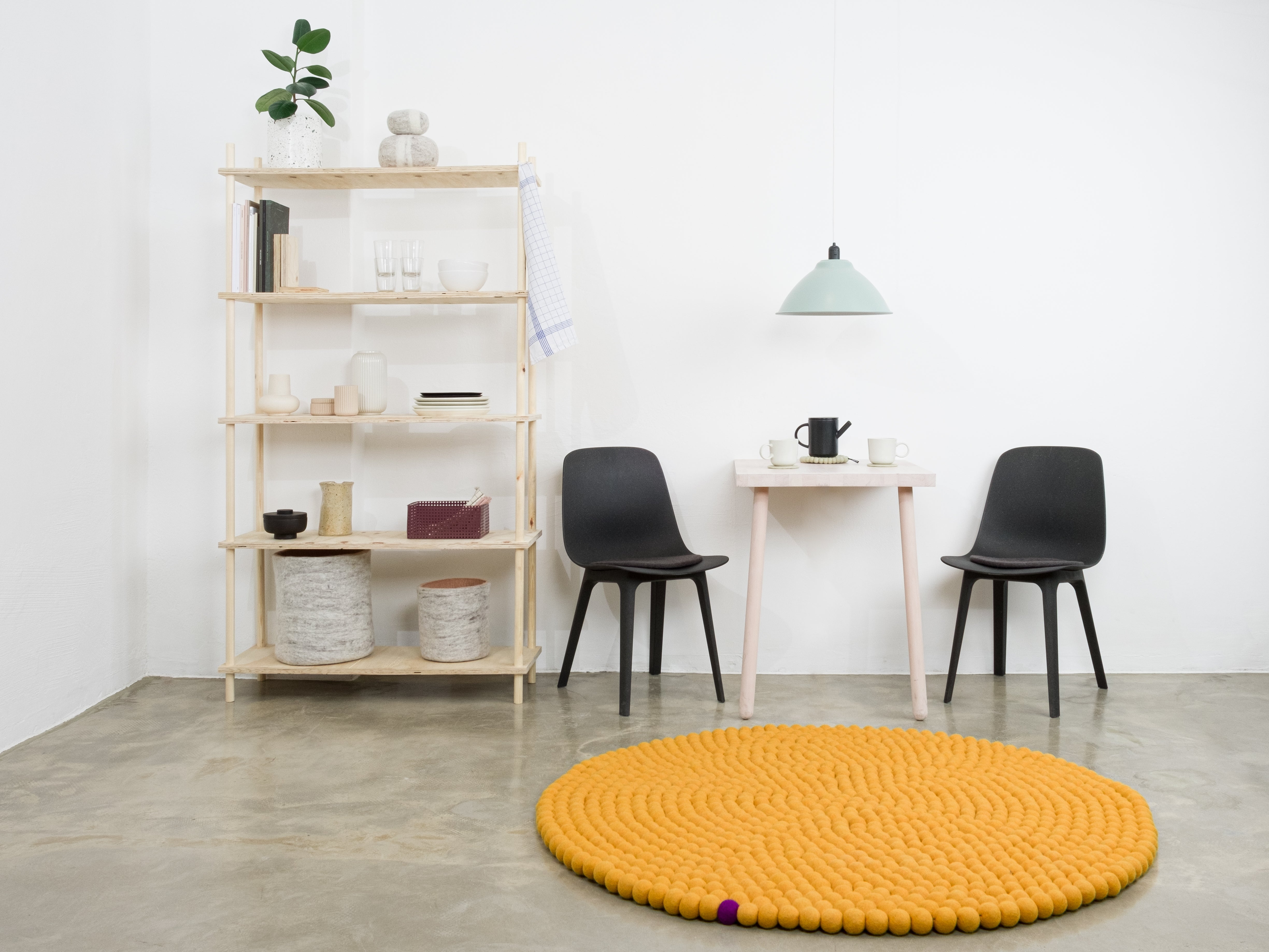 myfelt Big One Filzkugelteppich Gelb aus Schurwolle – Bild 4