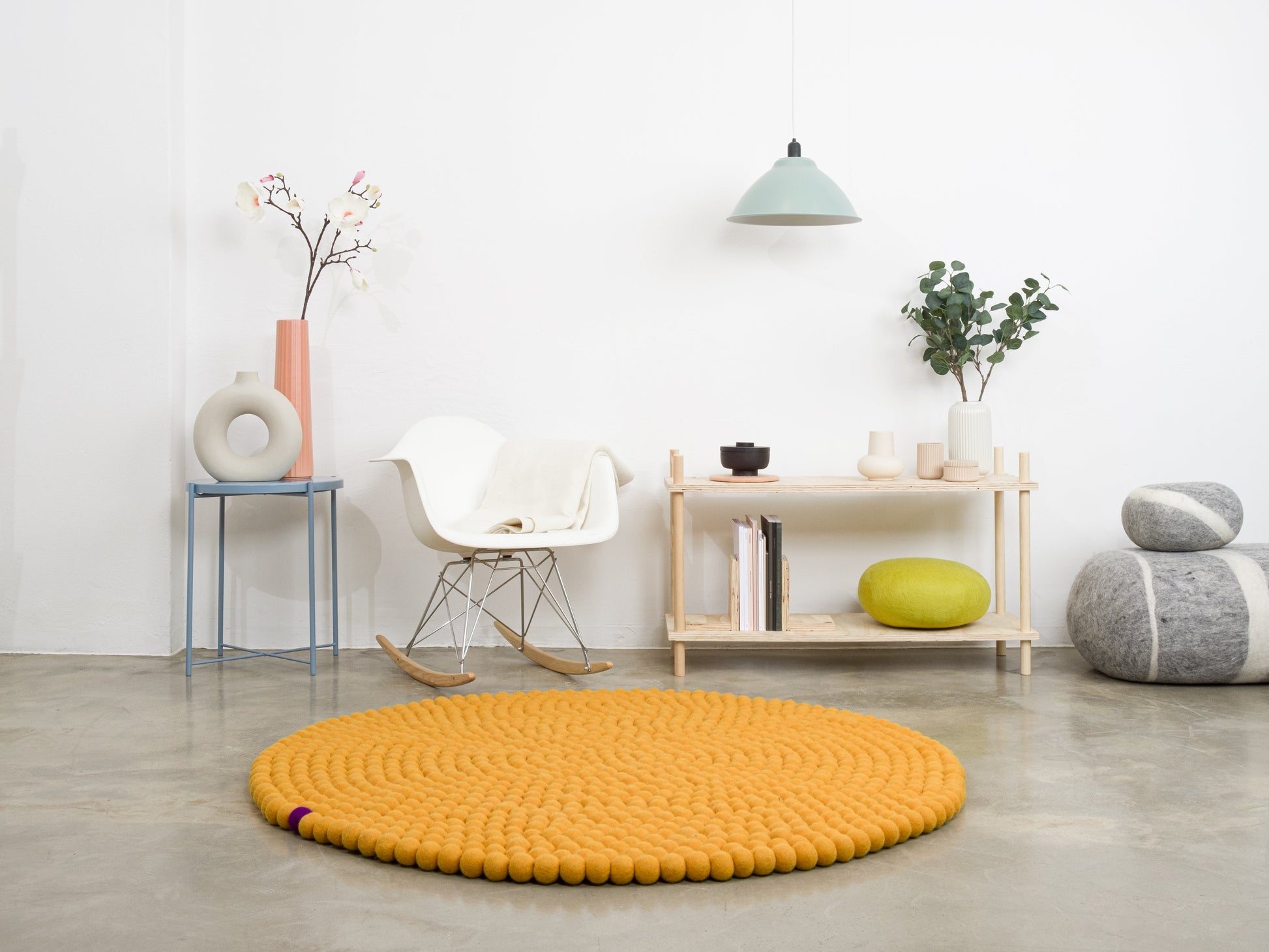 myfelt Big One Filzkugelteppich Gelb aus Schurwolle – Bild 5