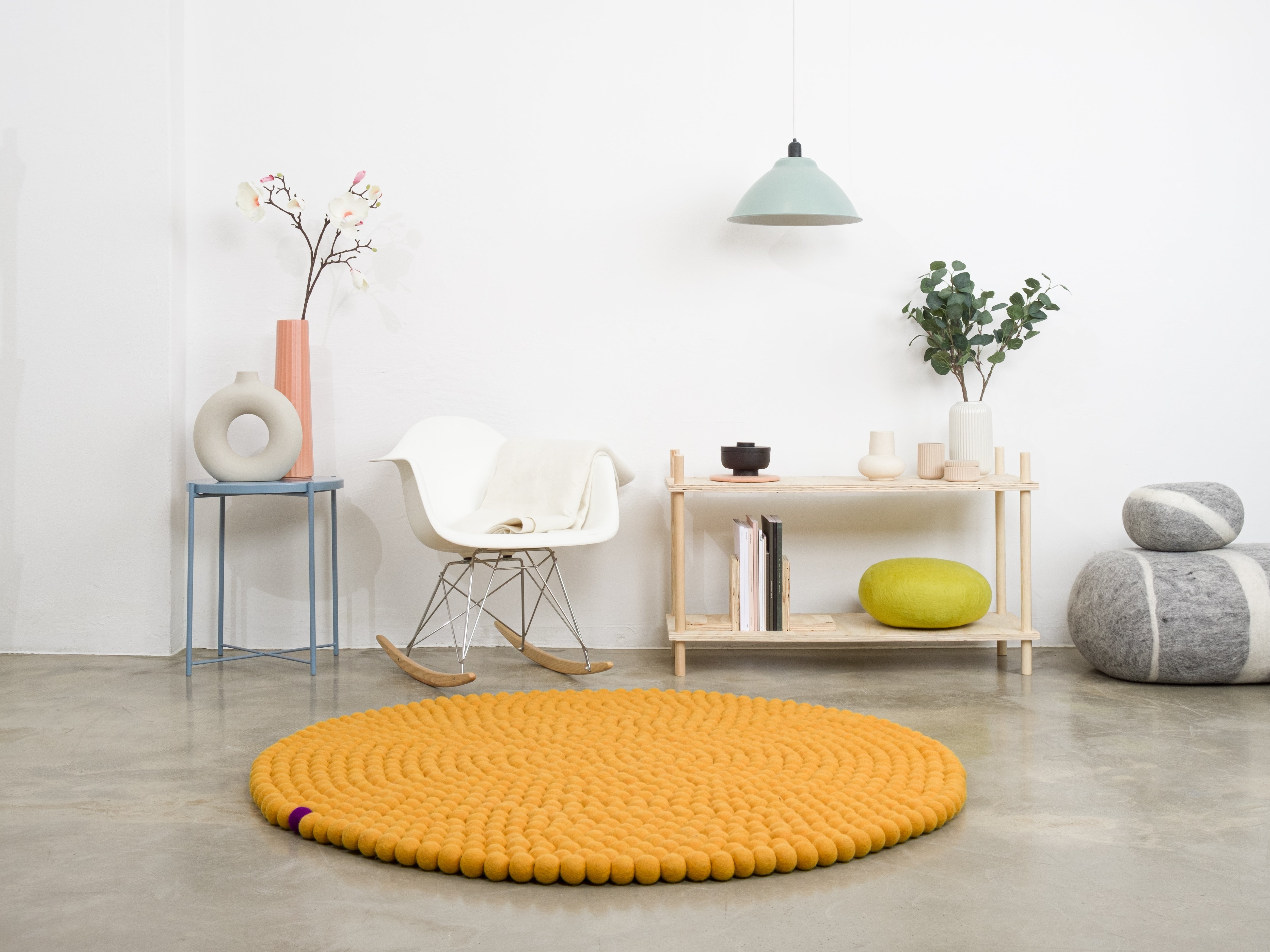 myfelt Big One Filzkugelteppich Gelb aus Schurwolle – Bild 5