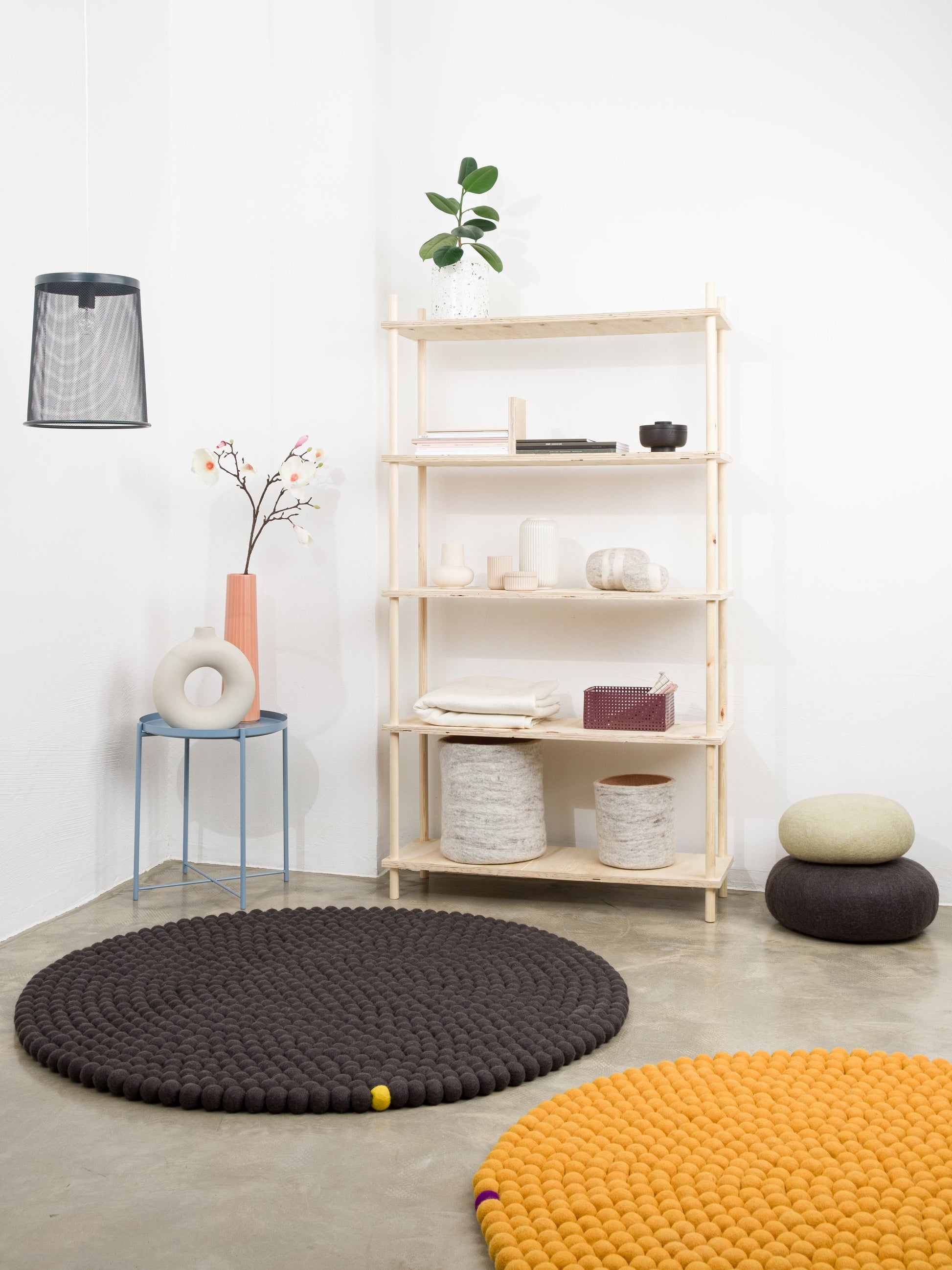 myfelt Big One Filzkugelteppich Gelb aus Schurwolle – Bild 6