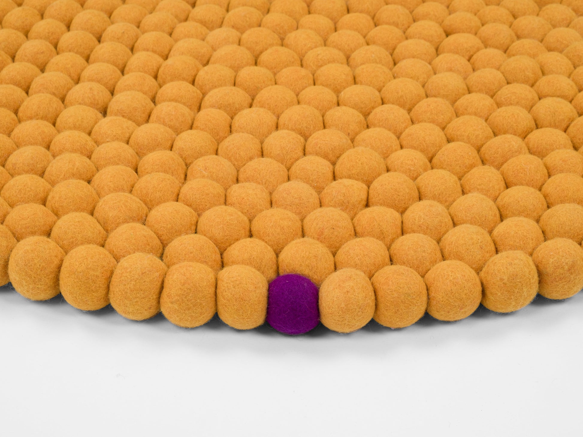 myfelt Big One Filzkugelteppich Gelb aus Schurwolle – Bild 9