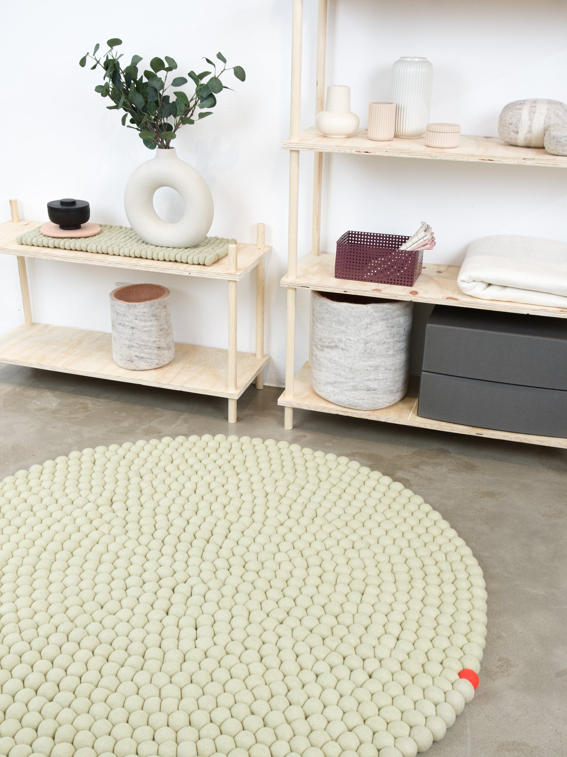 myfelt Big One Filzkugelteppich Beige aus Schurwolle – Bild 2