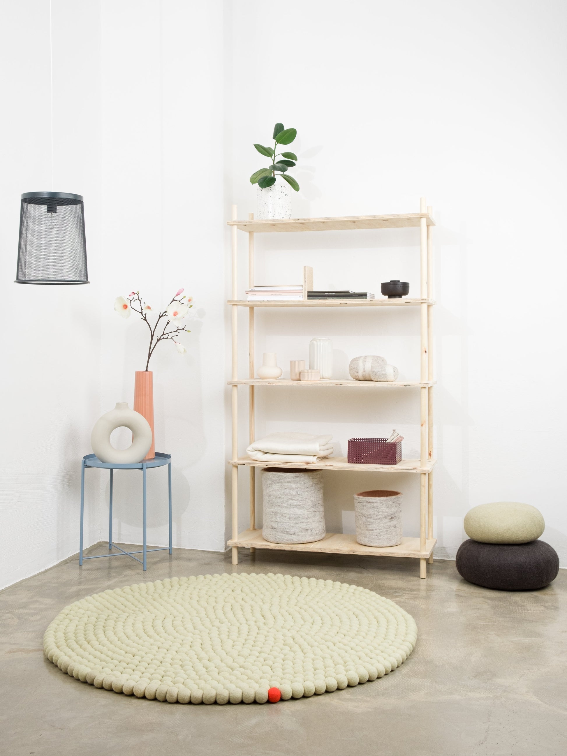 myfelt Big One Filzkugelteppich Beige aus Schurwolle – Bild 3