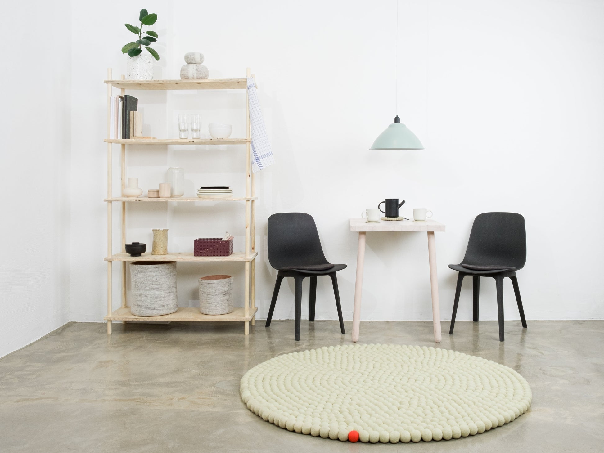 myfelt Big One Filzkugelteppich Beige aus Schurwolle – Bild 4