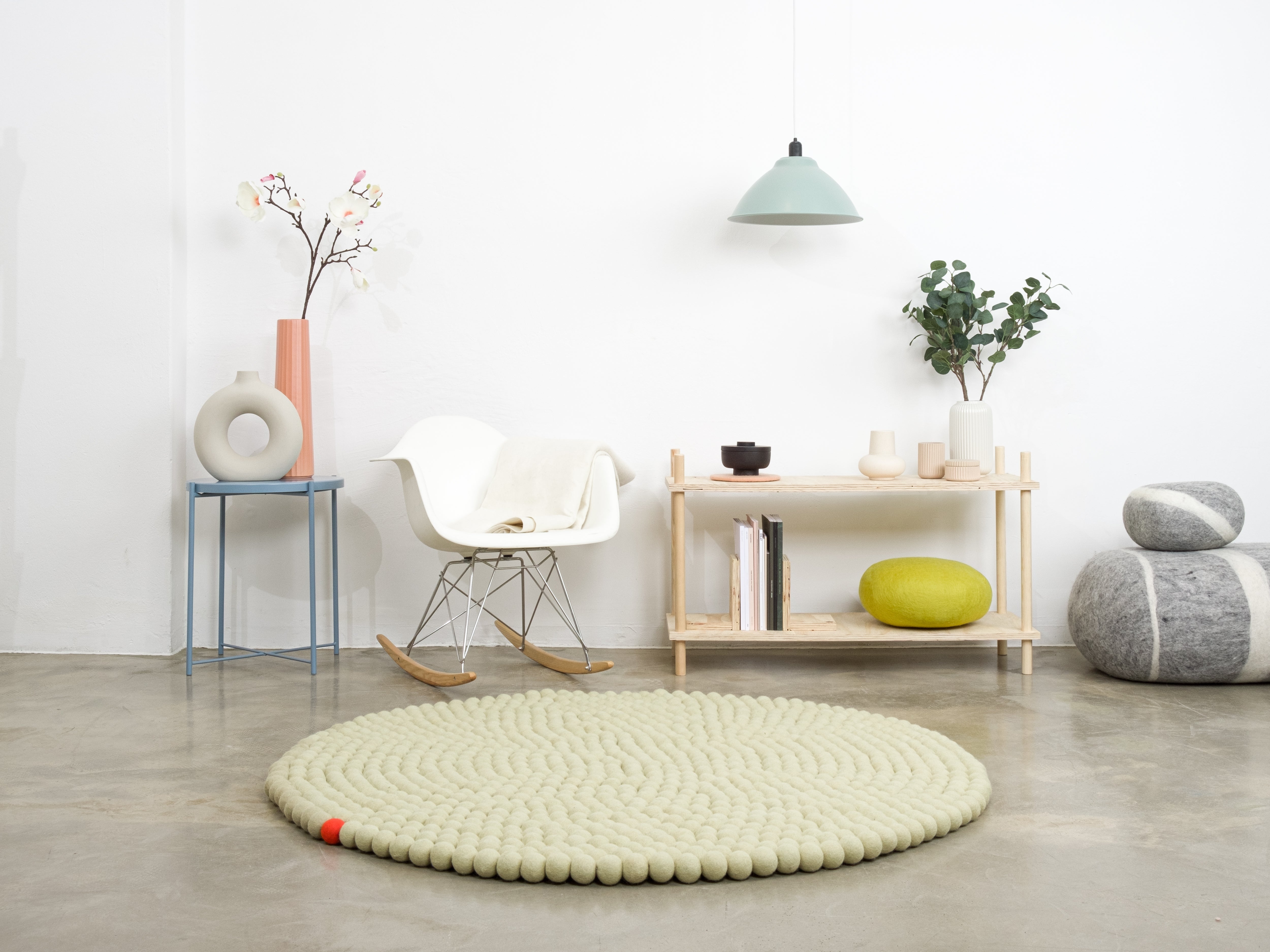myfelt Big One Filzkugelteppich Beige aus Schurwolle – Bild 5