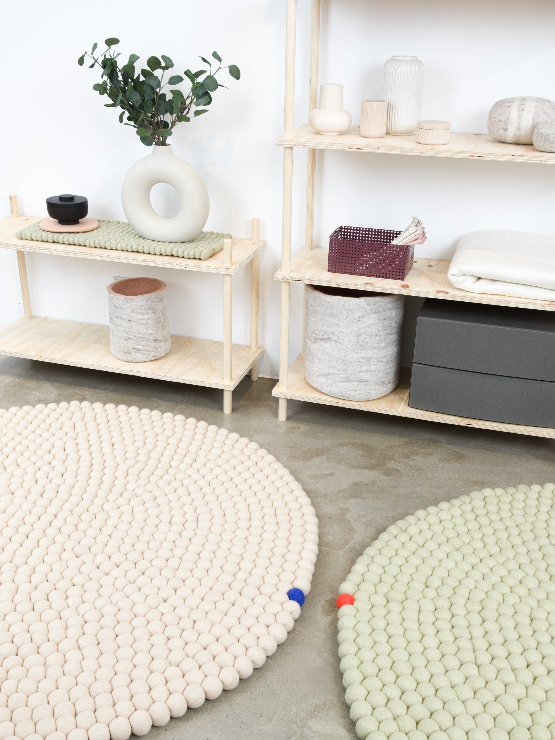 myfelt Big One Filzkugelteppich Beige aus Schurwolle – Bild 6