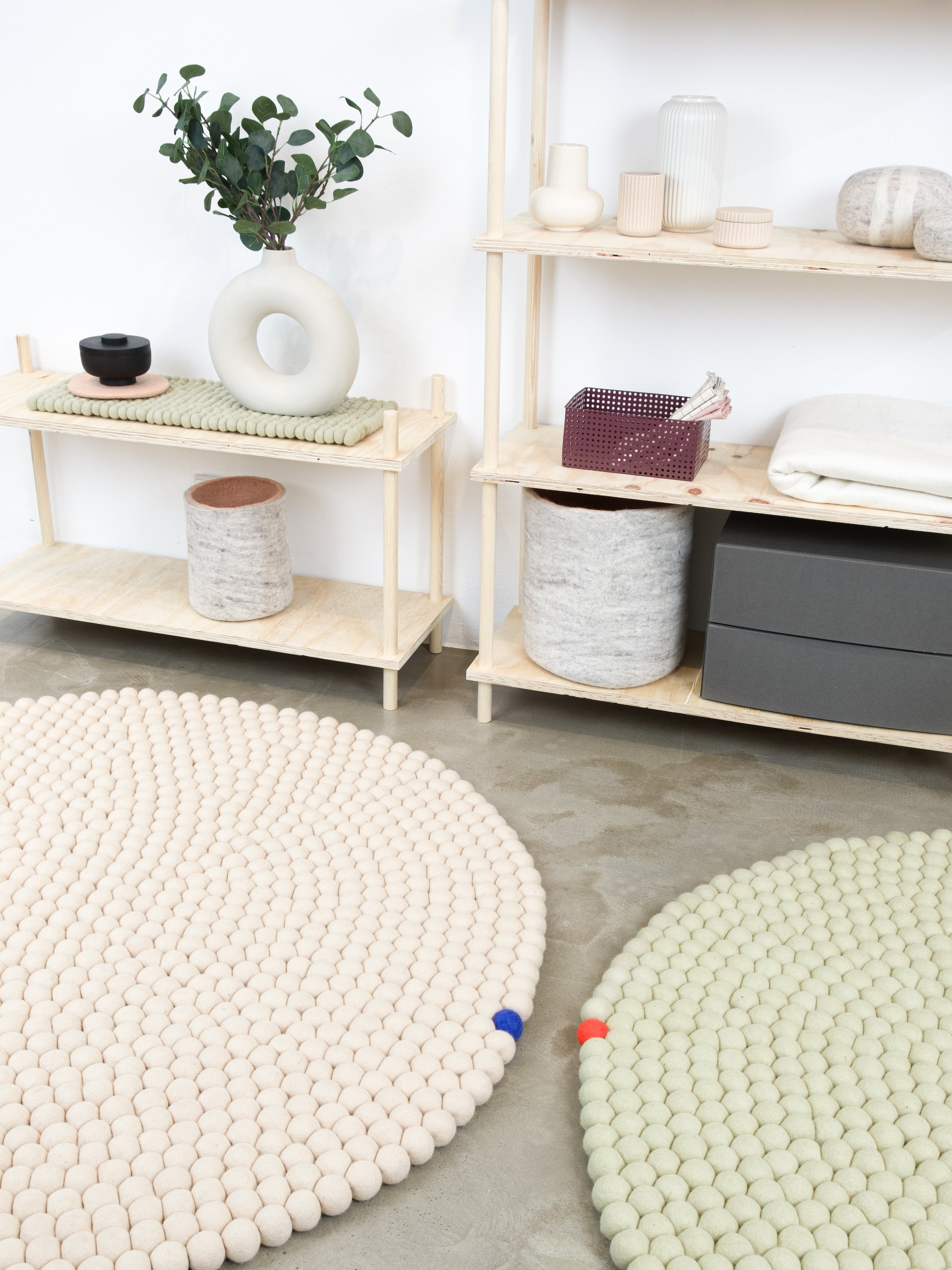 myfelt Big One Filzkugelteppich Beige aus Schurwolle – Bild 6