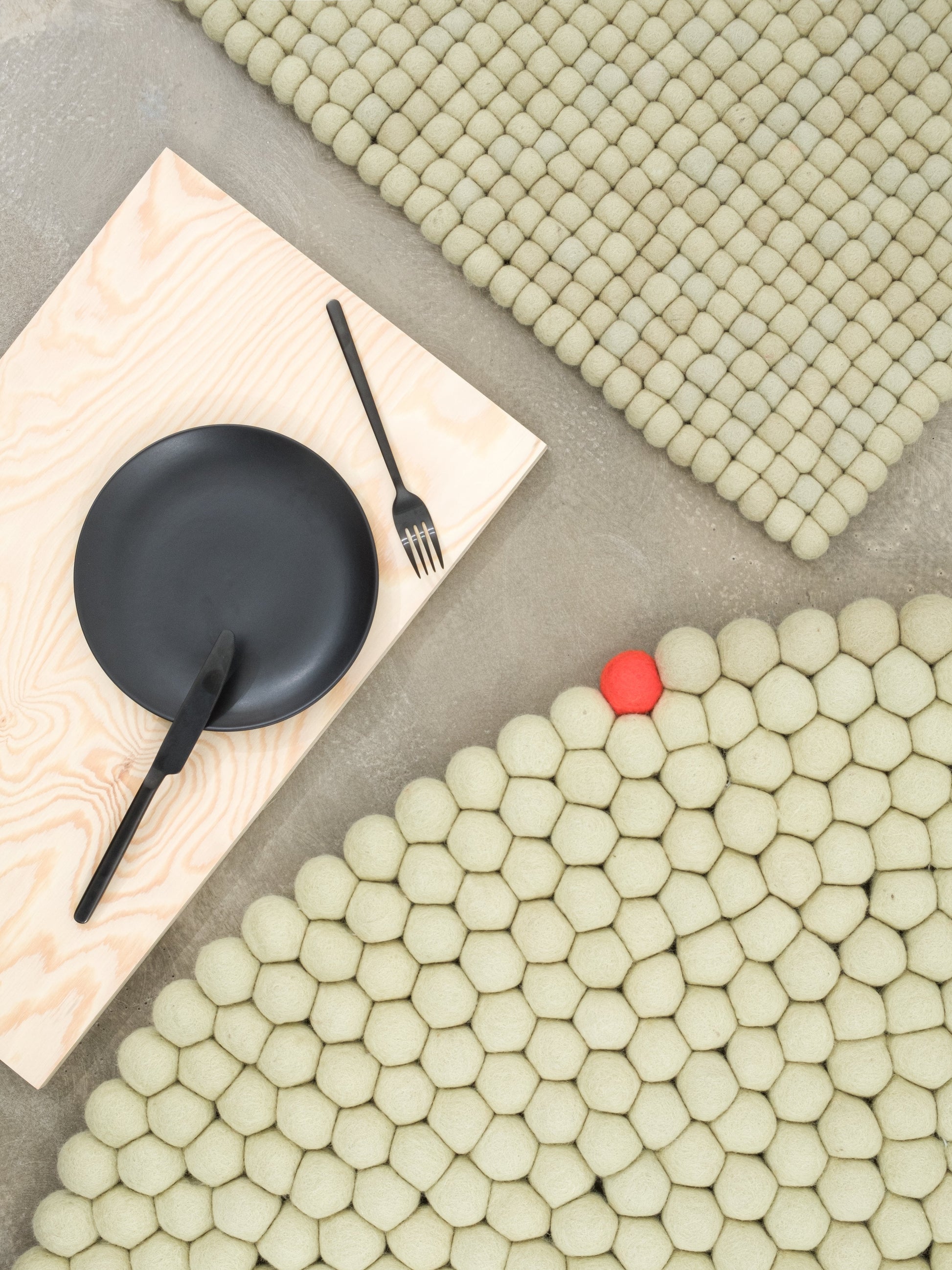 myfelt Big One Filzkugelteppich Beige aus Schurwolle – Bild 7