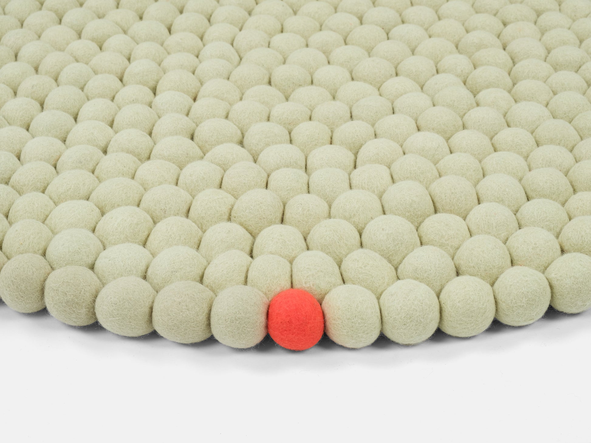 myfelt Big One Filzkugelteppich Beige aus Schurwolle – Bild 9