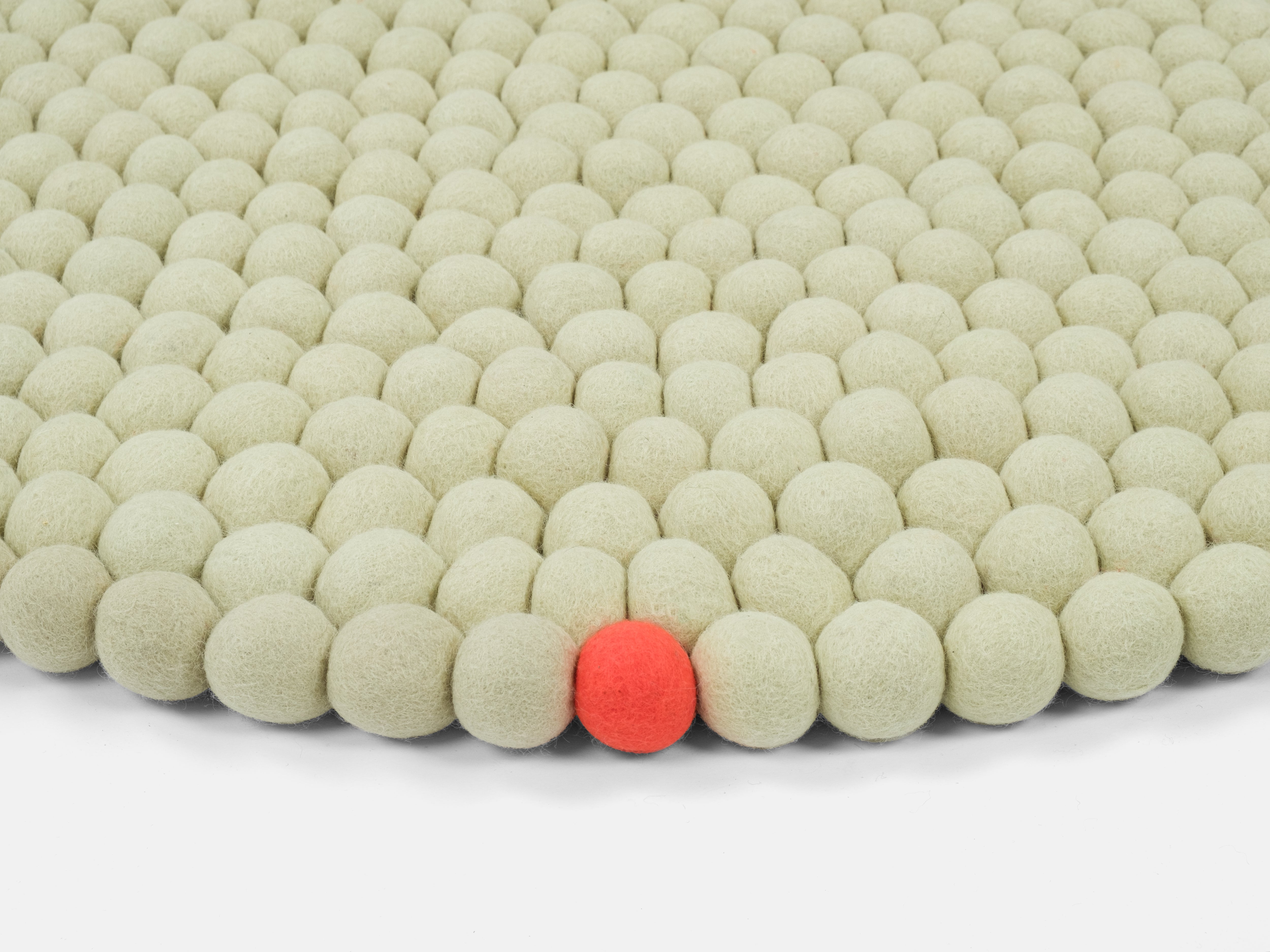 myfelt Big One Filzkugelteppich Beige aus Schurwolle – Bild 9