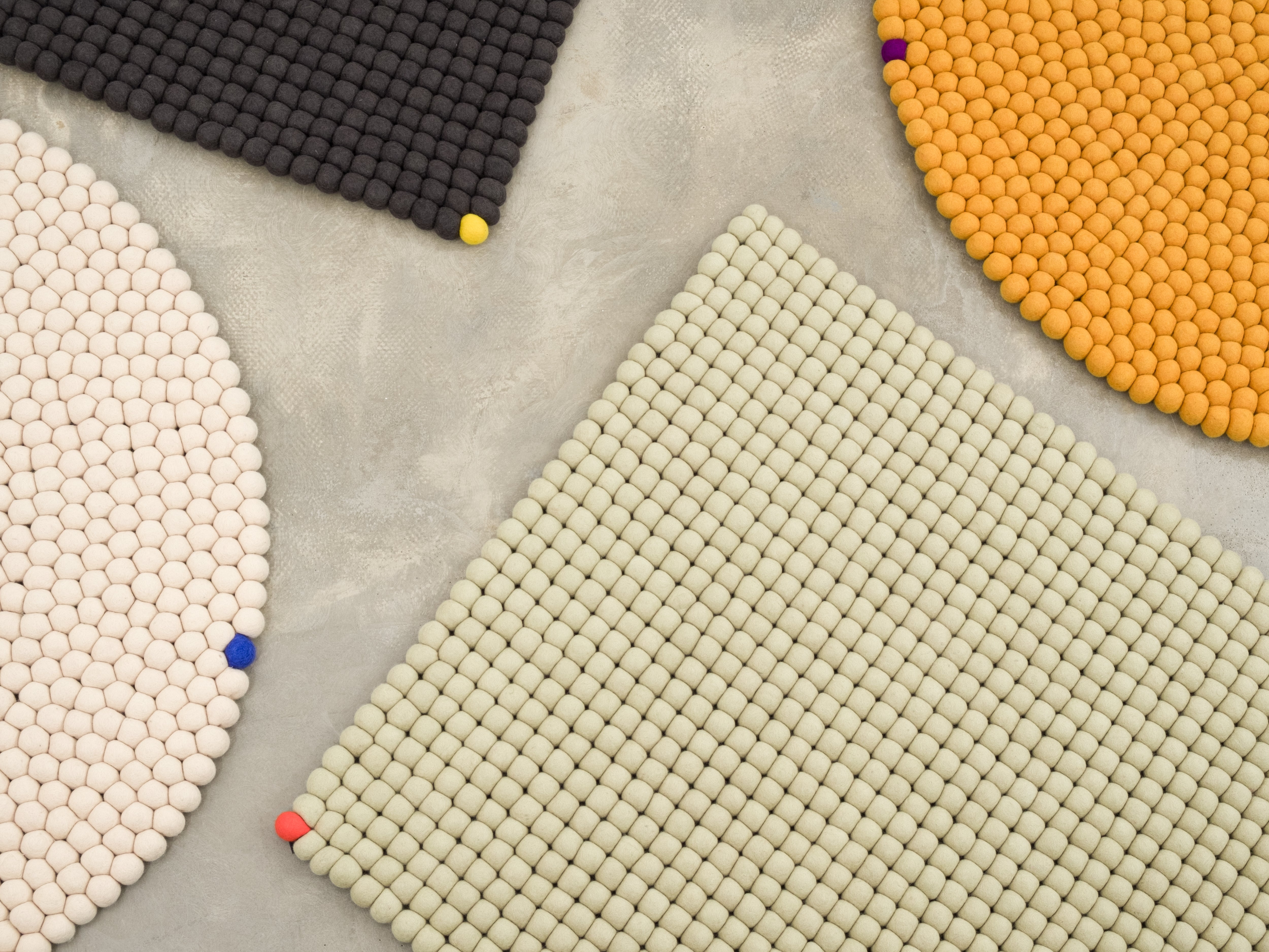 myfelt Big One Filzkugelteppich Grau aus Schurwolle – Bild 9