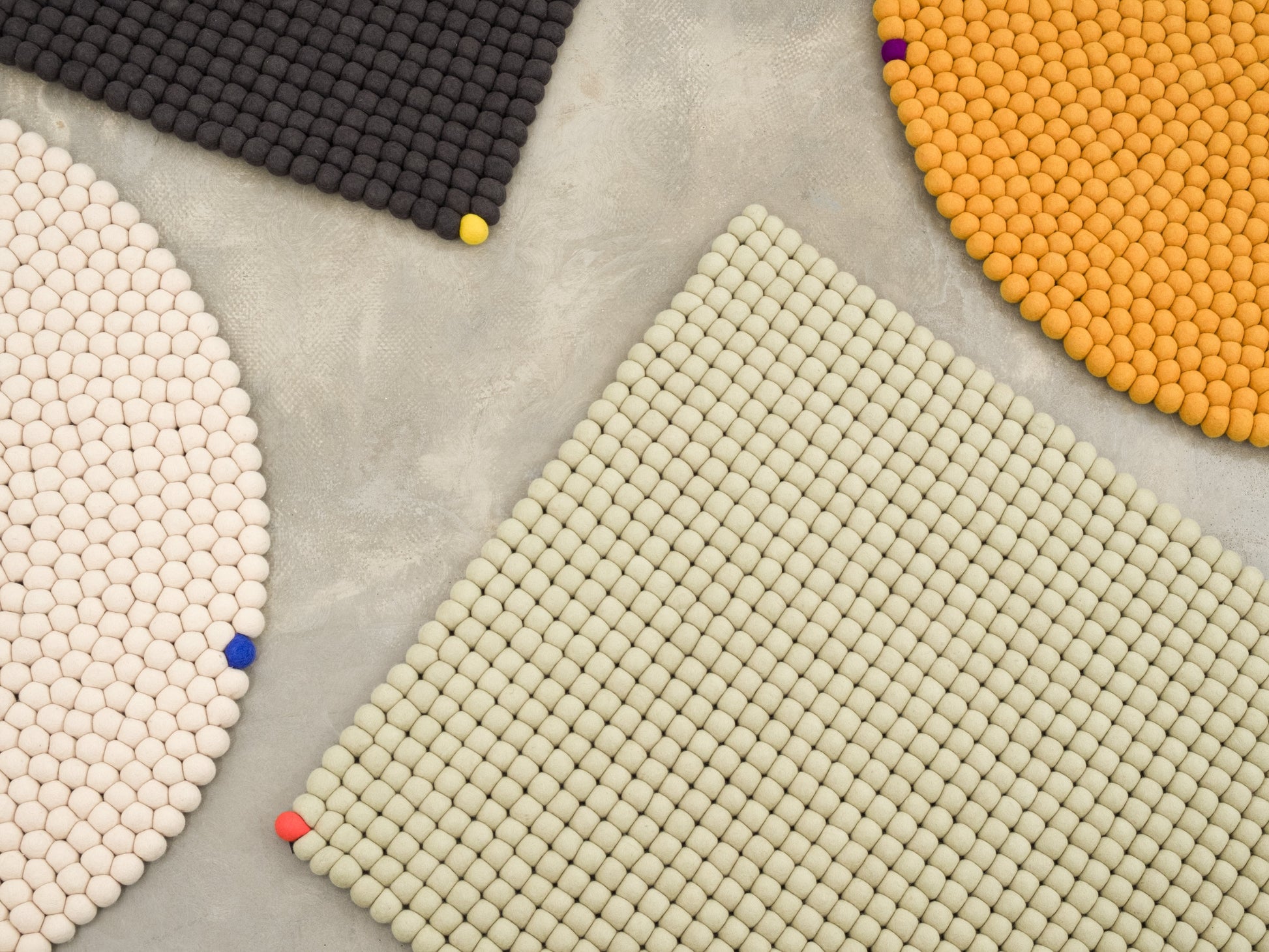 myfelt Big One Filzkugelteppich Gelb aus Schurwolle – Bild 10