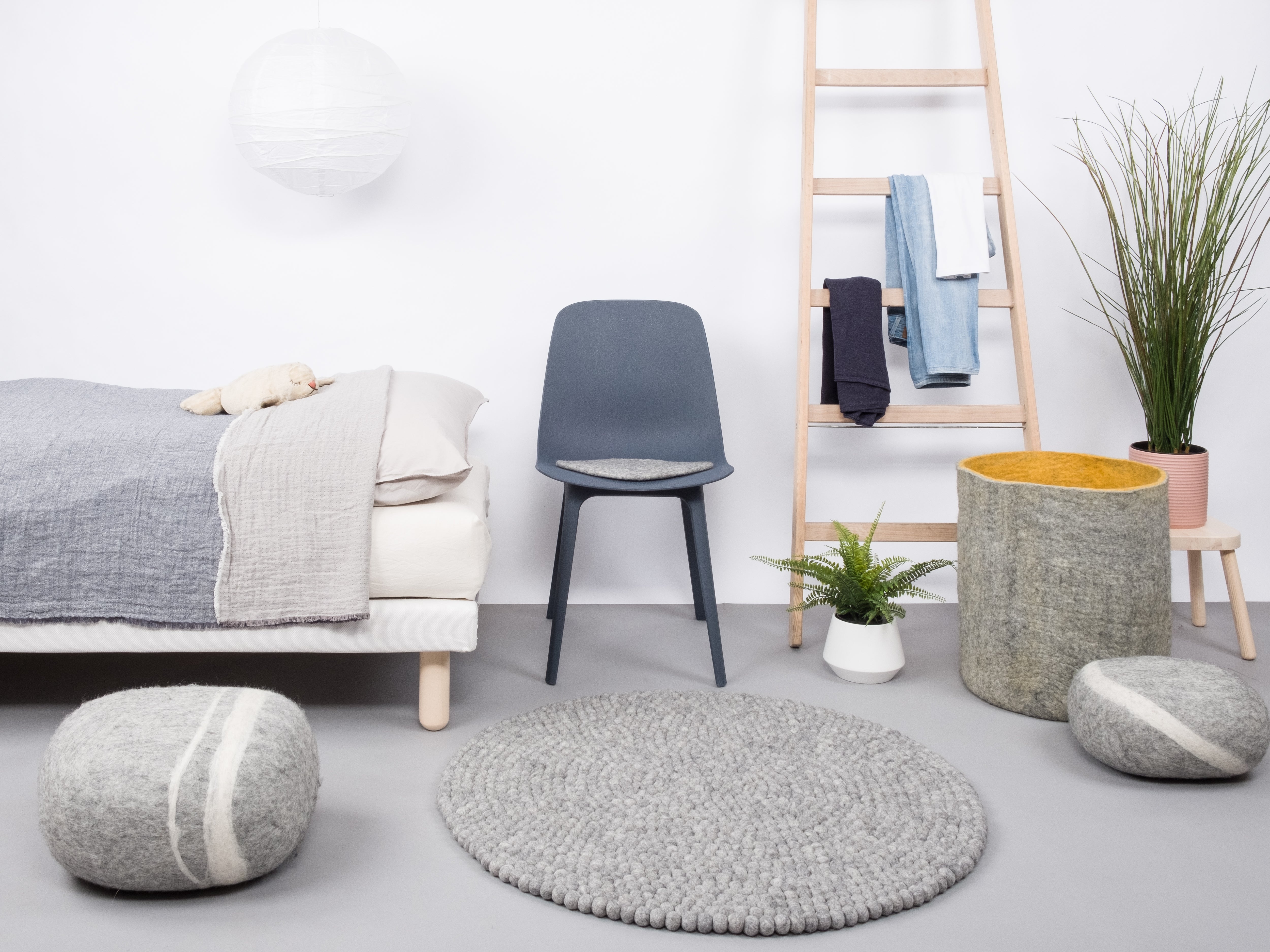 myfelt Carl Filzkugelteppich Grau aus Schurwolle – Bild 4