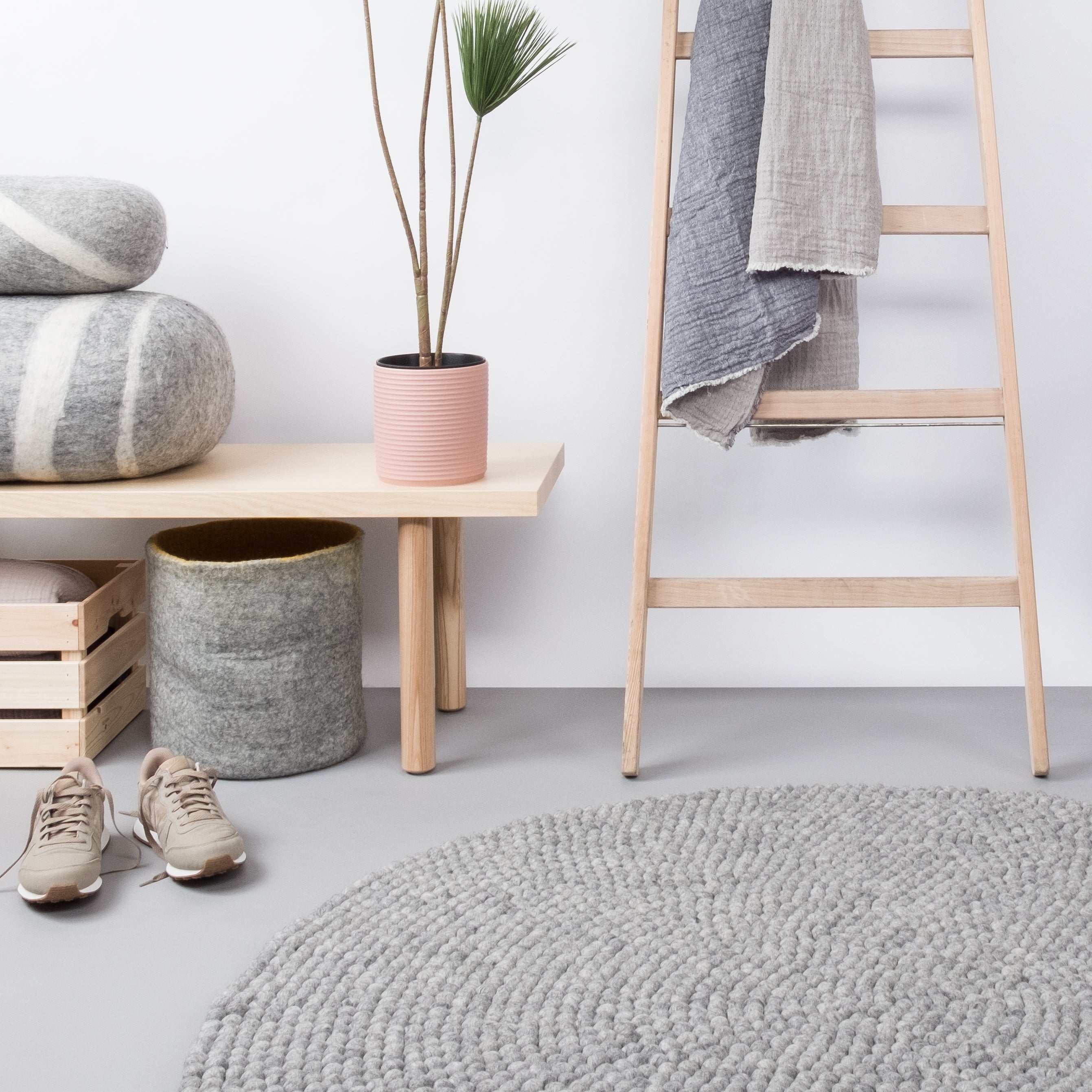 myfelt Carl Filzkugelteppich Grau aus Schurwolle – Bild 6