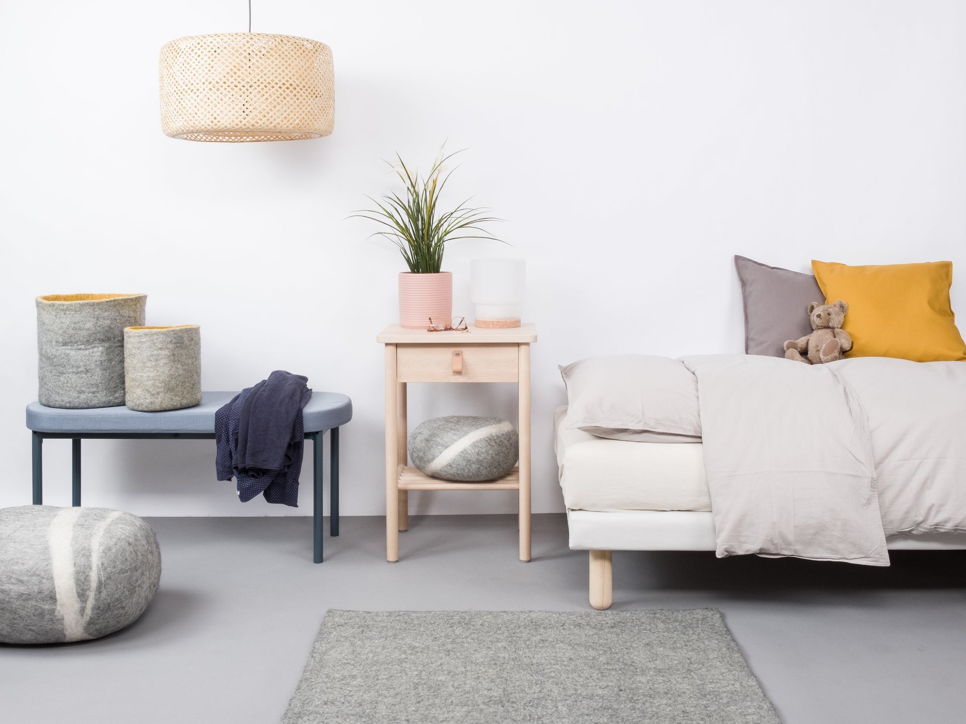 myfelt Carl Filzkugelteppich Grau aus Schurwolle – Bild 4