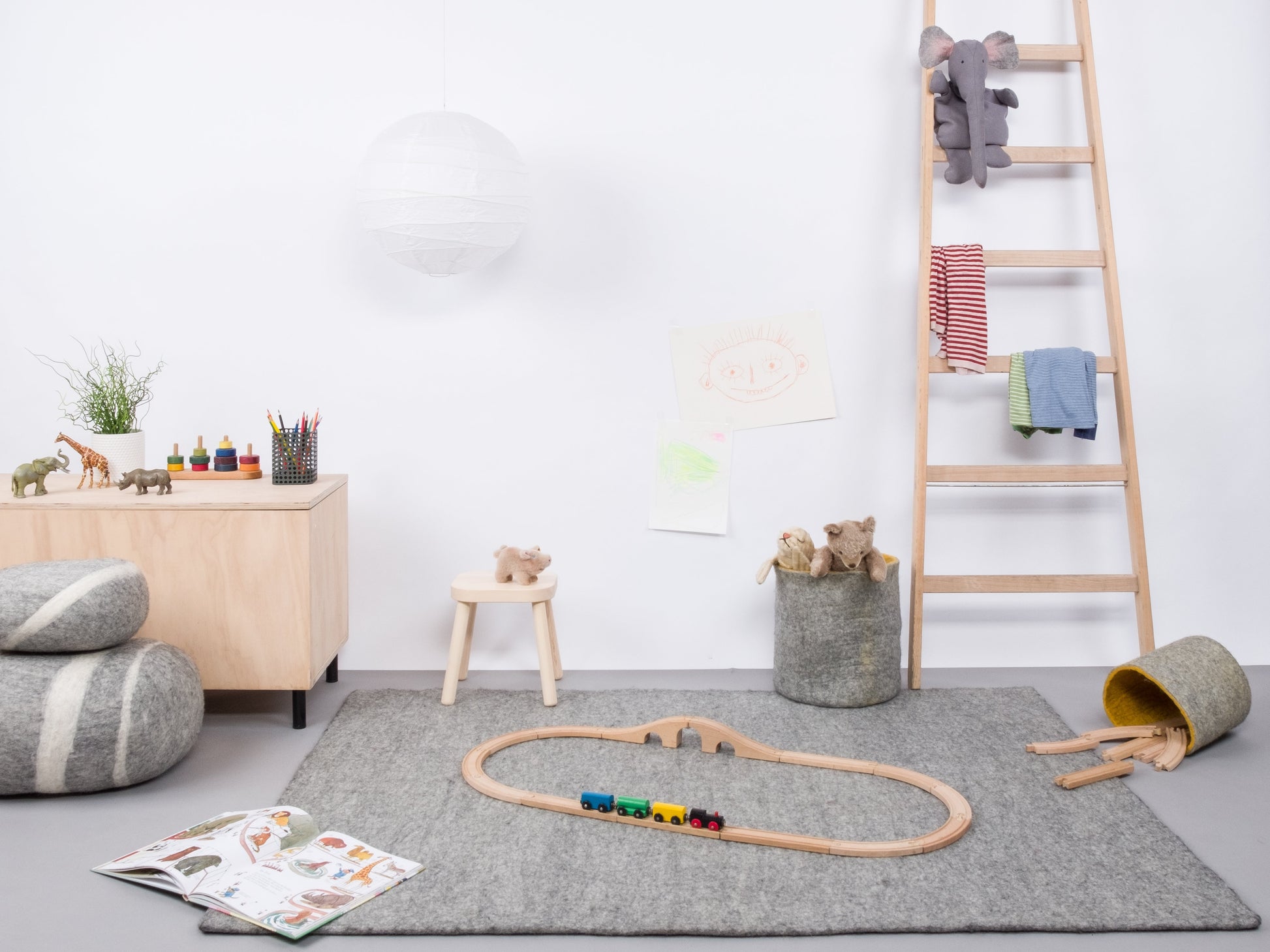 myfelt Carl Filzkugelteppich Grau aus Schurwolle – Bild 5