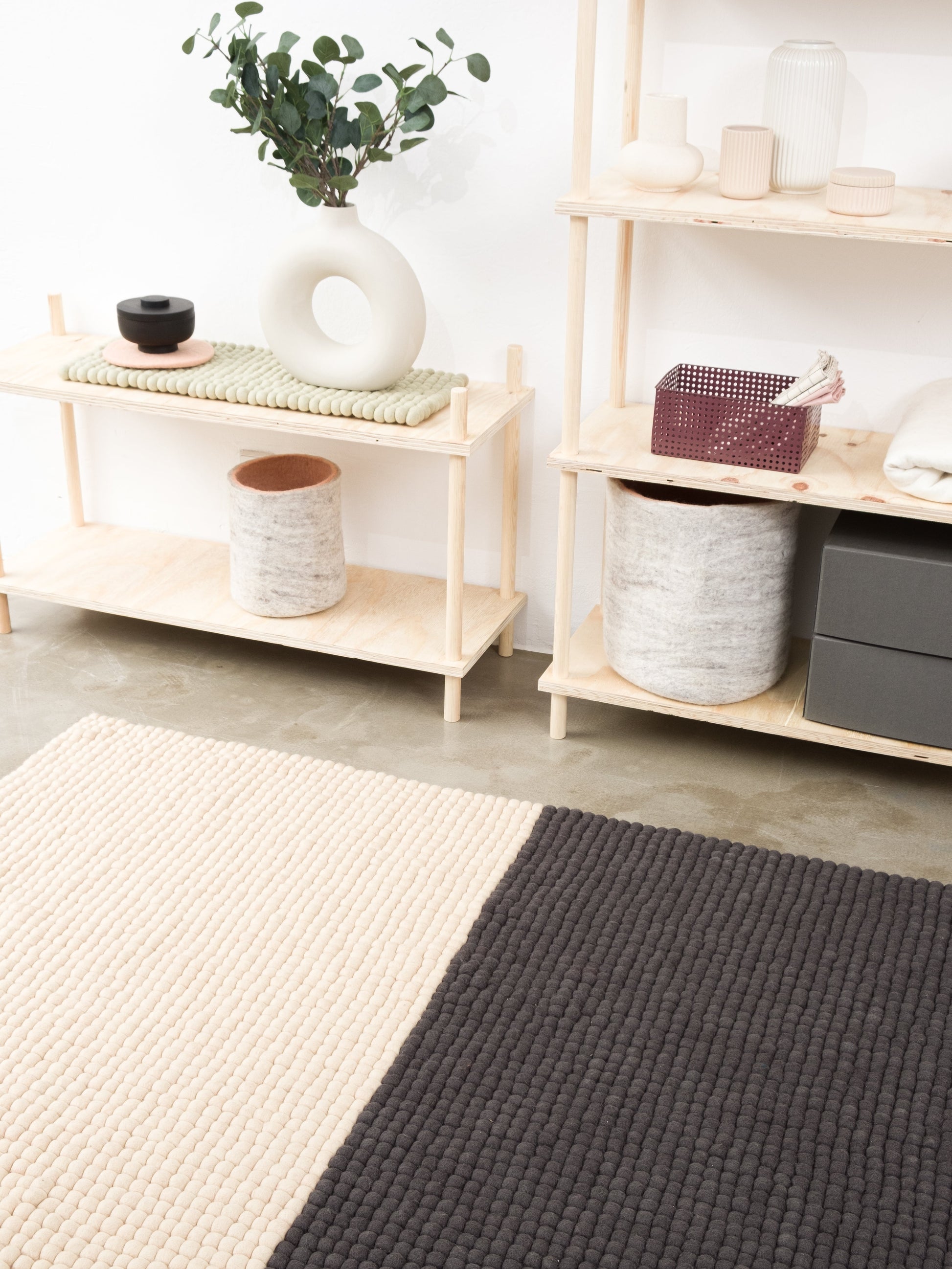myfelt Contrast Filzkugelteppich aus Schurwolle – Bild 2