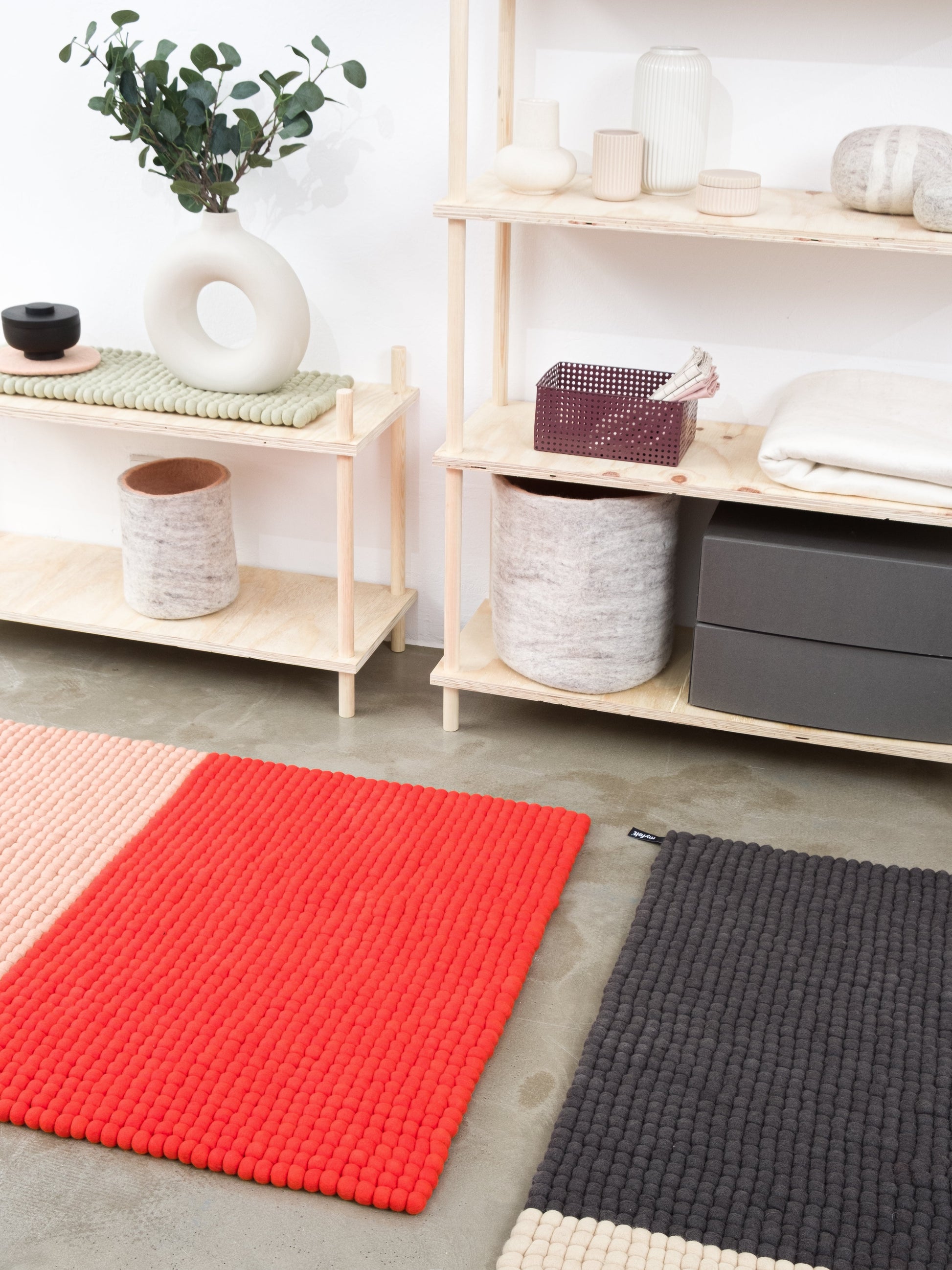 myfelt Contrast Filzkugelteppich aus Schurwolle – Bild 5