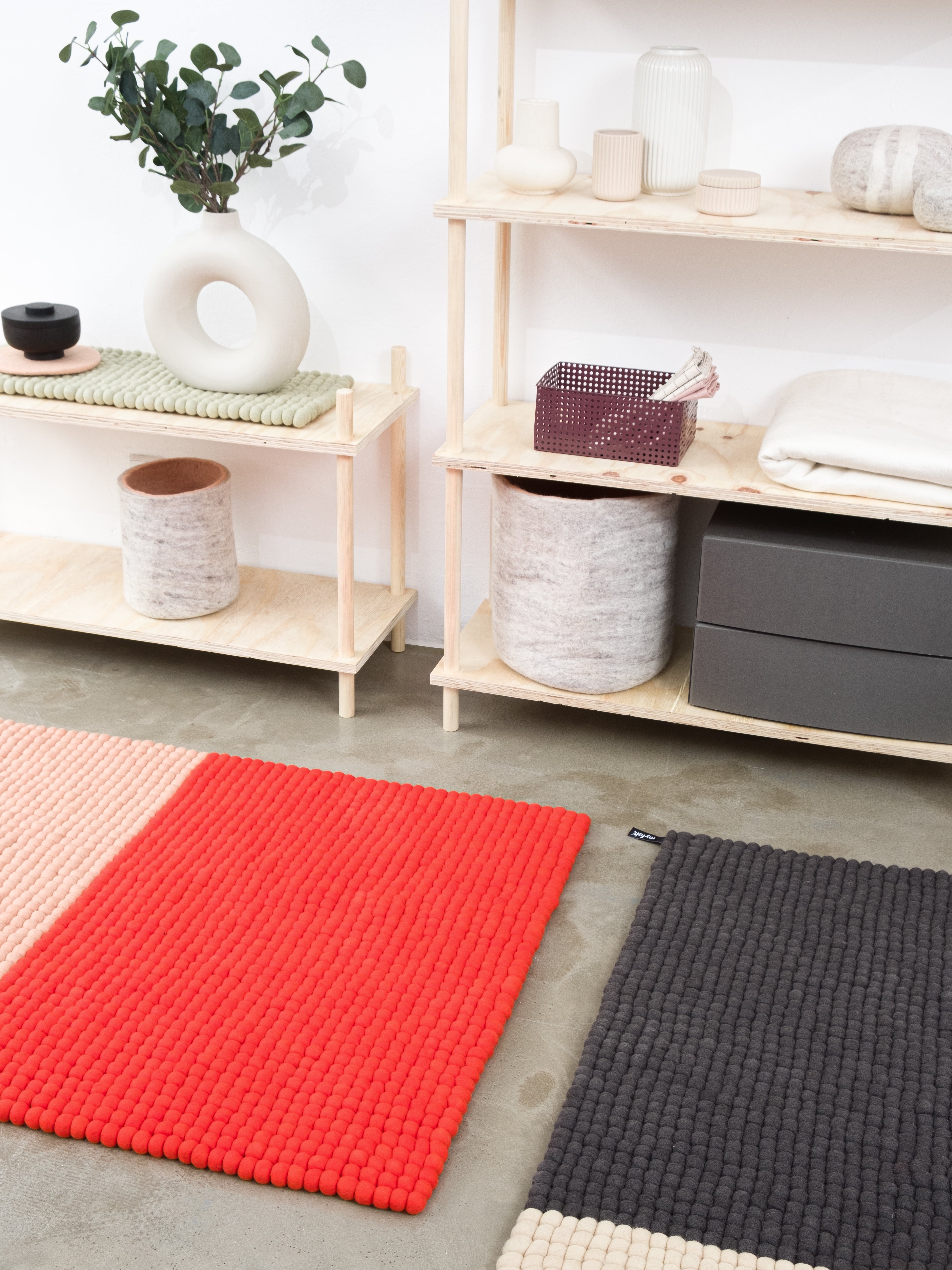 myfelt Contrast Filzkugelteppich aus Schurwolle – Bild 5