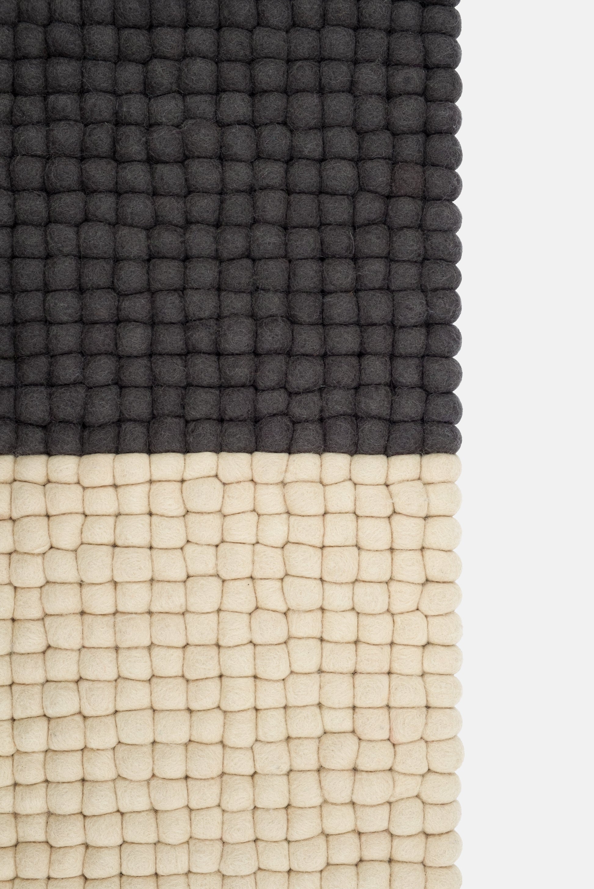 myfelt Contrast Filzkugelteppich aus Schurwolle – Bild 7