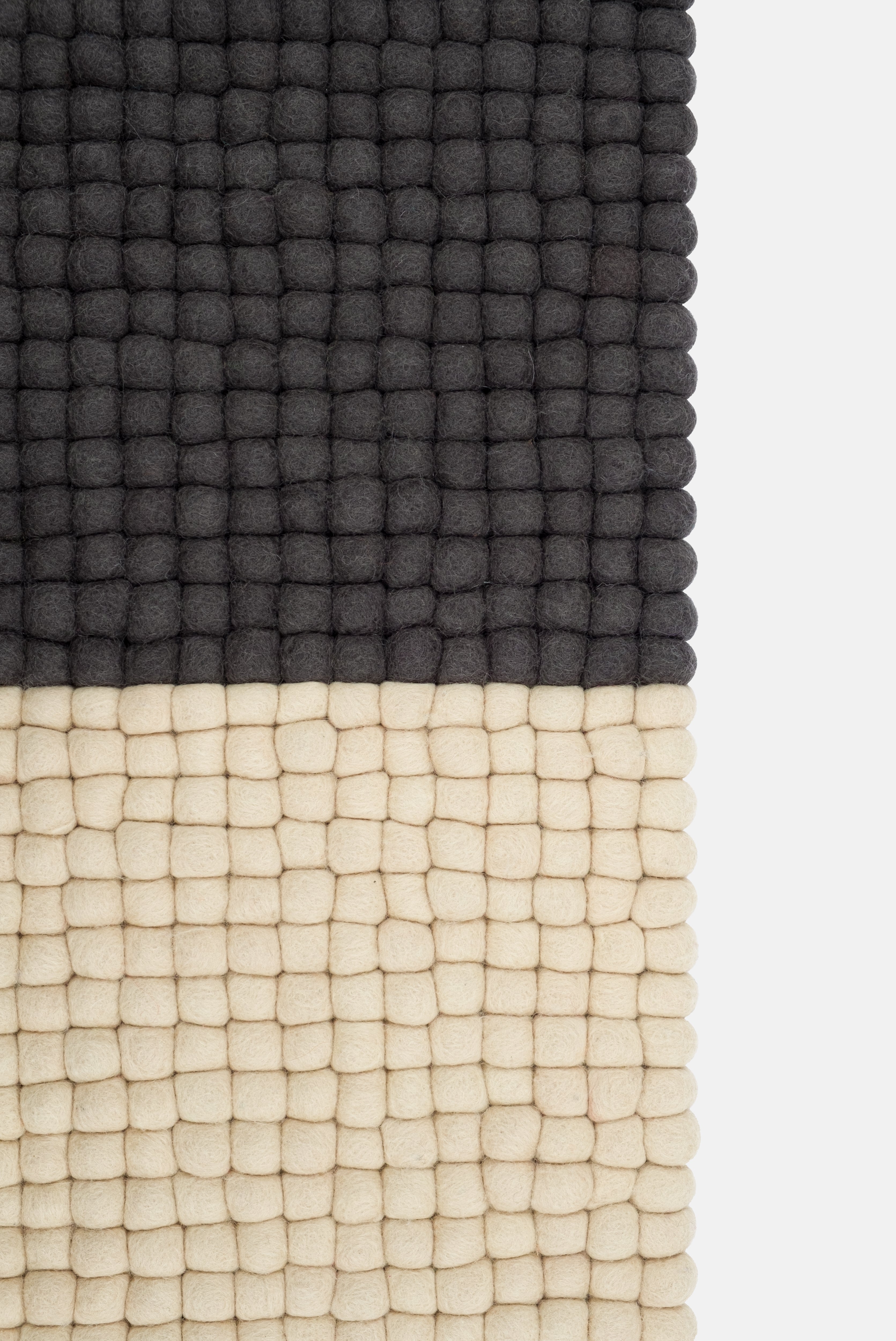 myfelt Contrast Filzkugelteppich aus Schurwolle – Bild 7