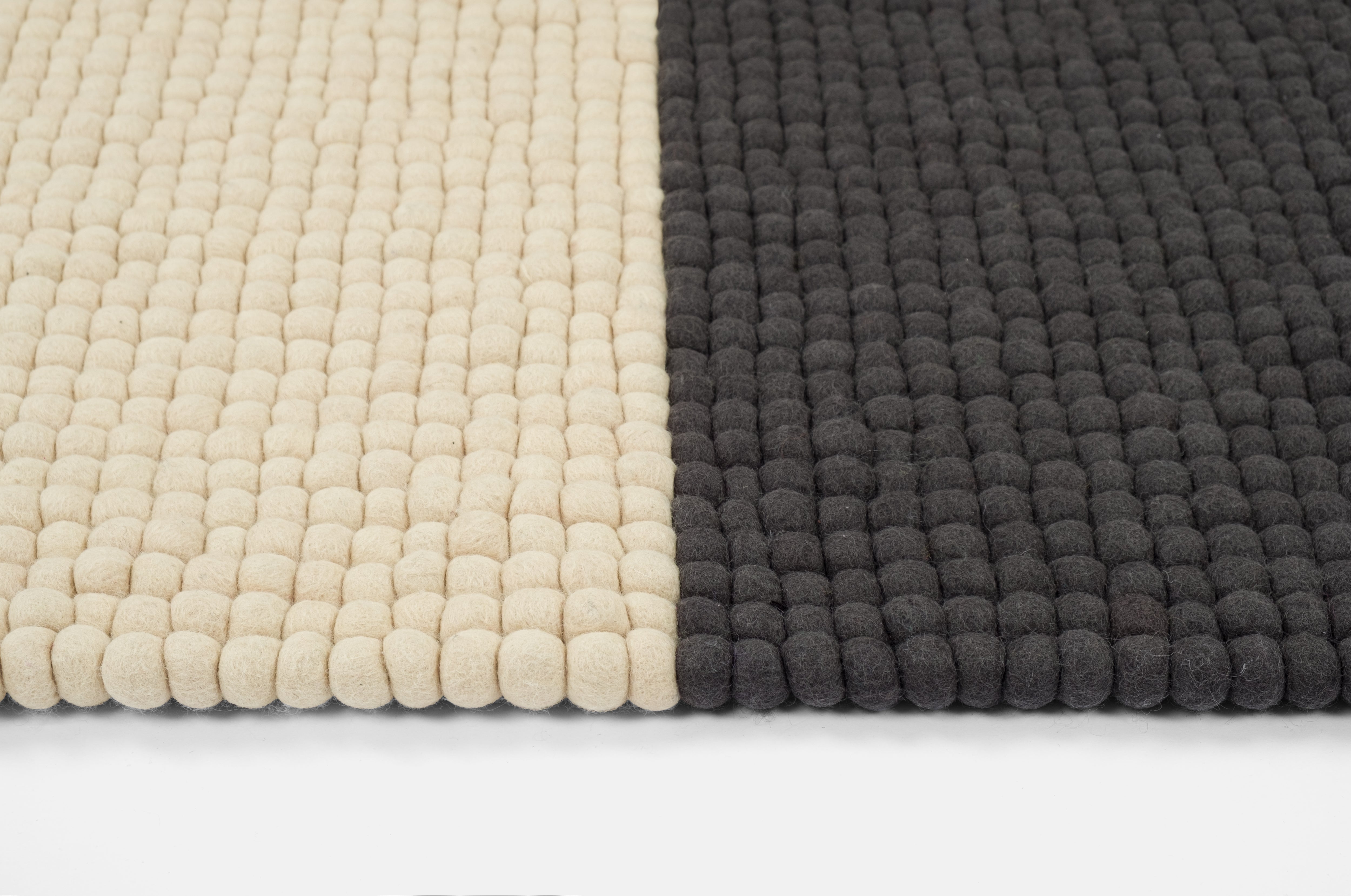 myfelt Contrast Filzkugelteppich aus Schurwolle – Bild 8