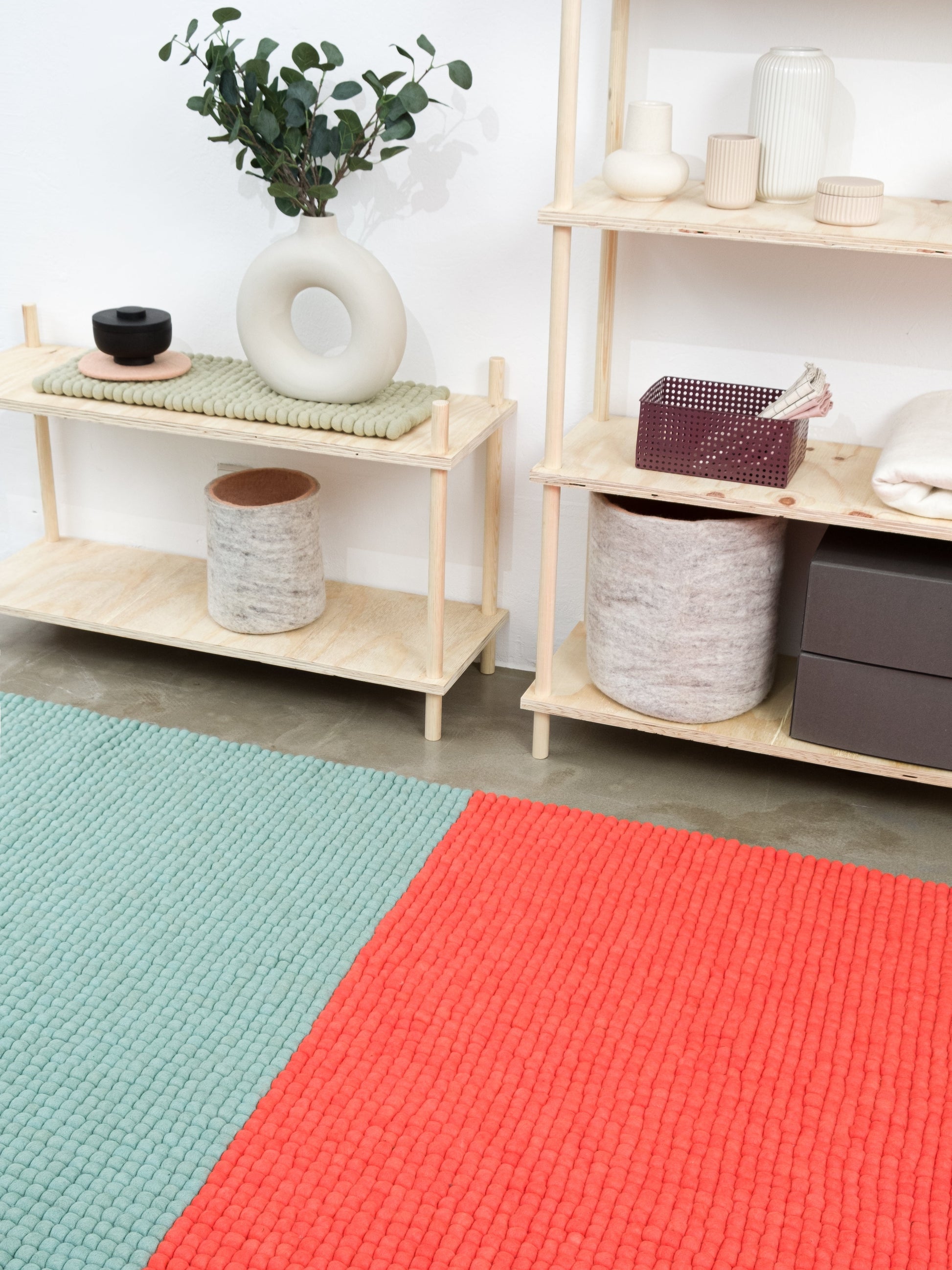 myfelt Contrast Filzkugelteppich aus Schurwolle – Bild 2