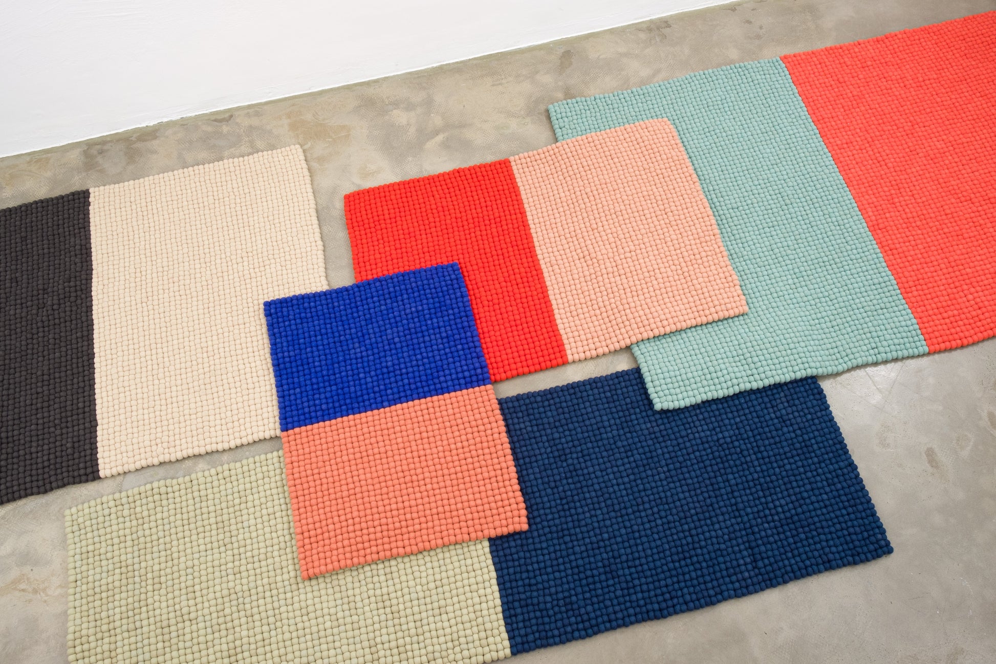 myfelt Contrast Filzkugelteppich aus Schurwolle – Bild 10