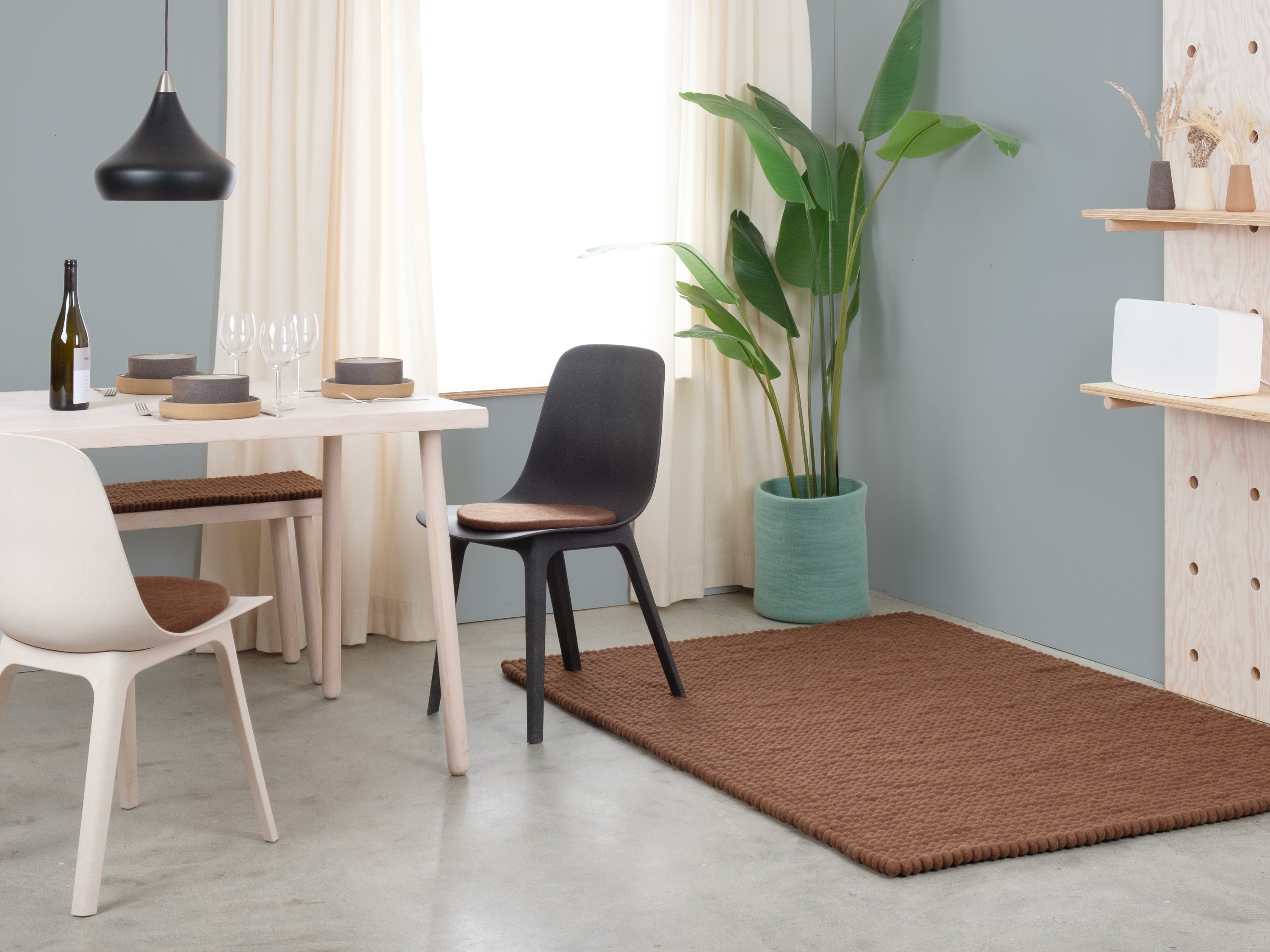 myfelt Egon Filzkugelteppich Braun aus Schurwolle – Bild 4