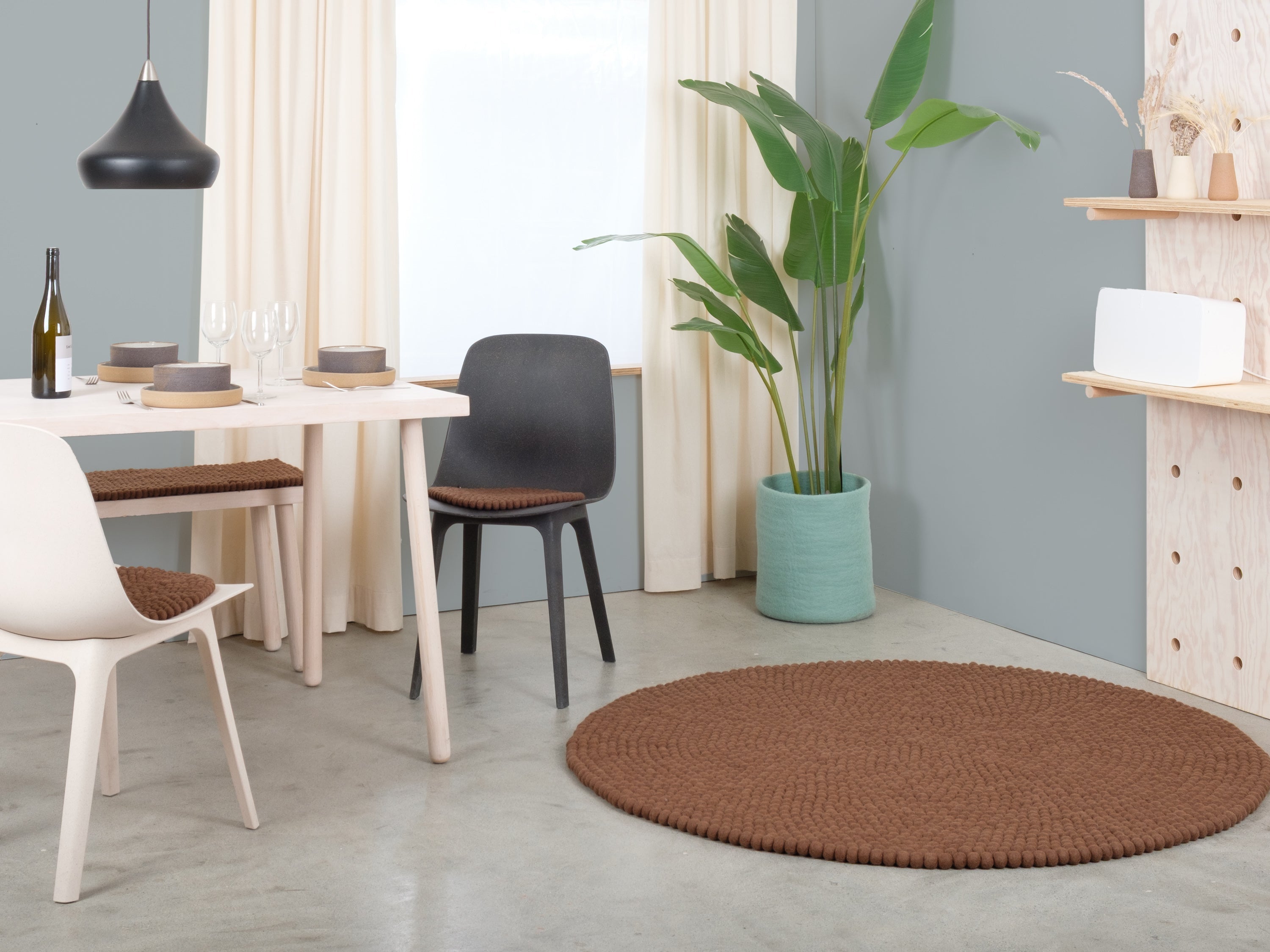 myfelt Egon Filzkugelteppich Braun aus Schurwolle – Bild 5