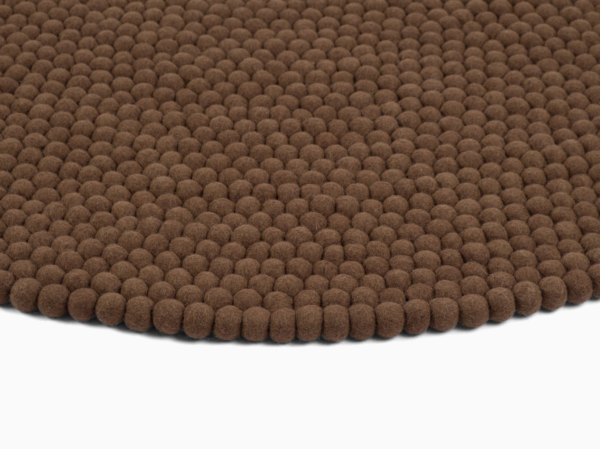 myfelt Egon Filzkugelteppich Braun aus Schurwolle – Bild 8
