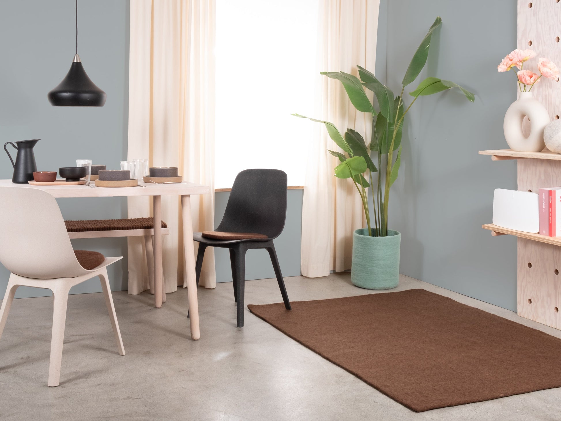 myfelt Egon Filzkugelteppich Braun aus Schurwolle – Bild 4