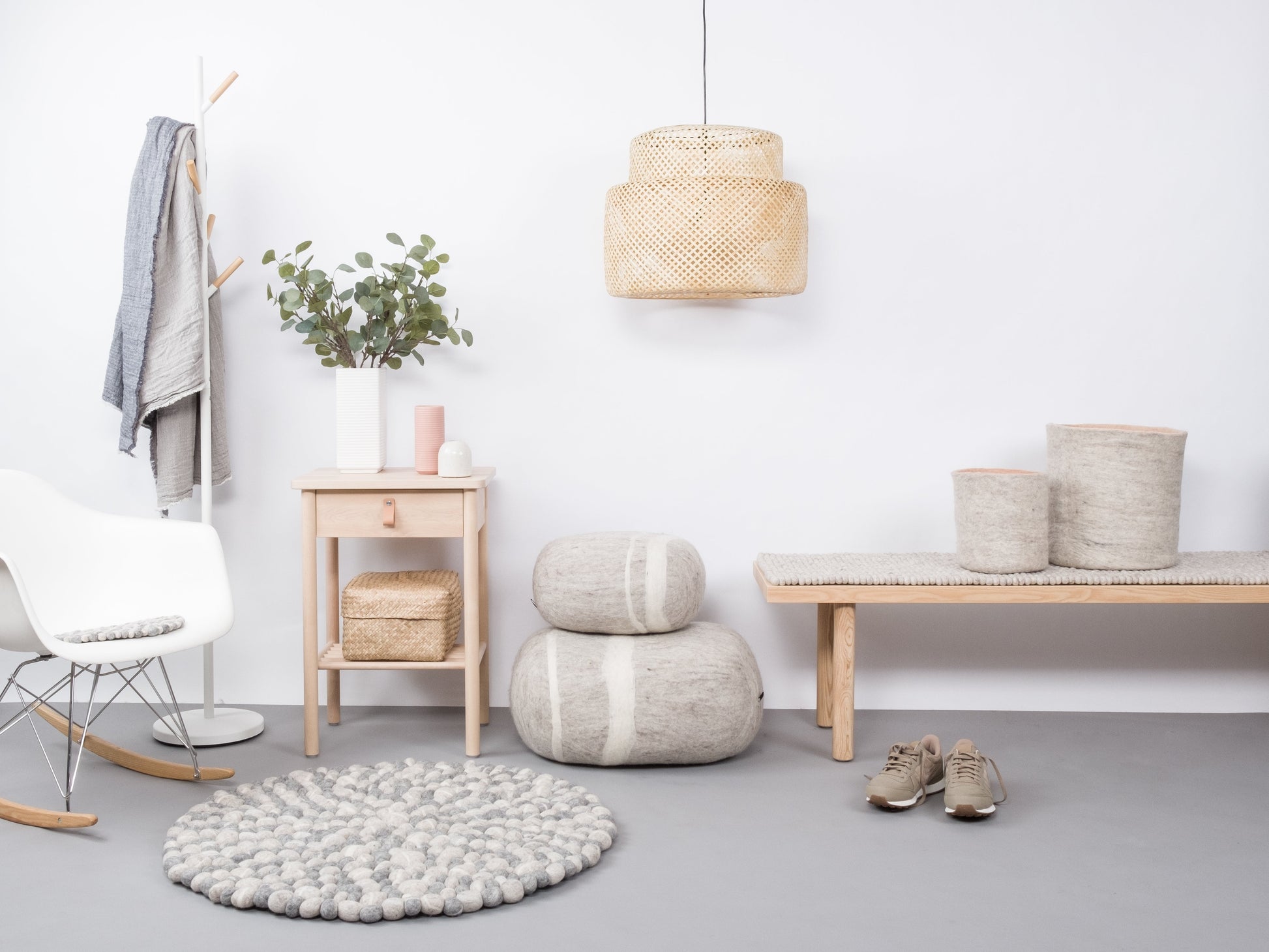 myfelt Ernie Filzkugelteppich Grau, Beige aus Schurwolle – Bild 2