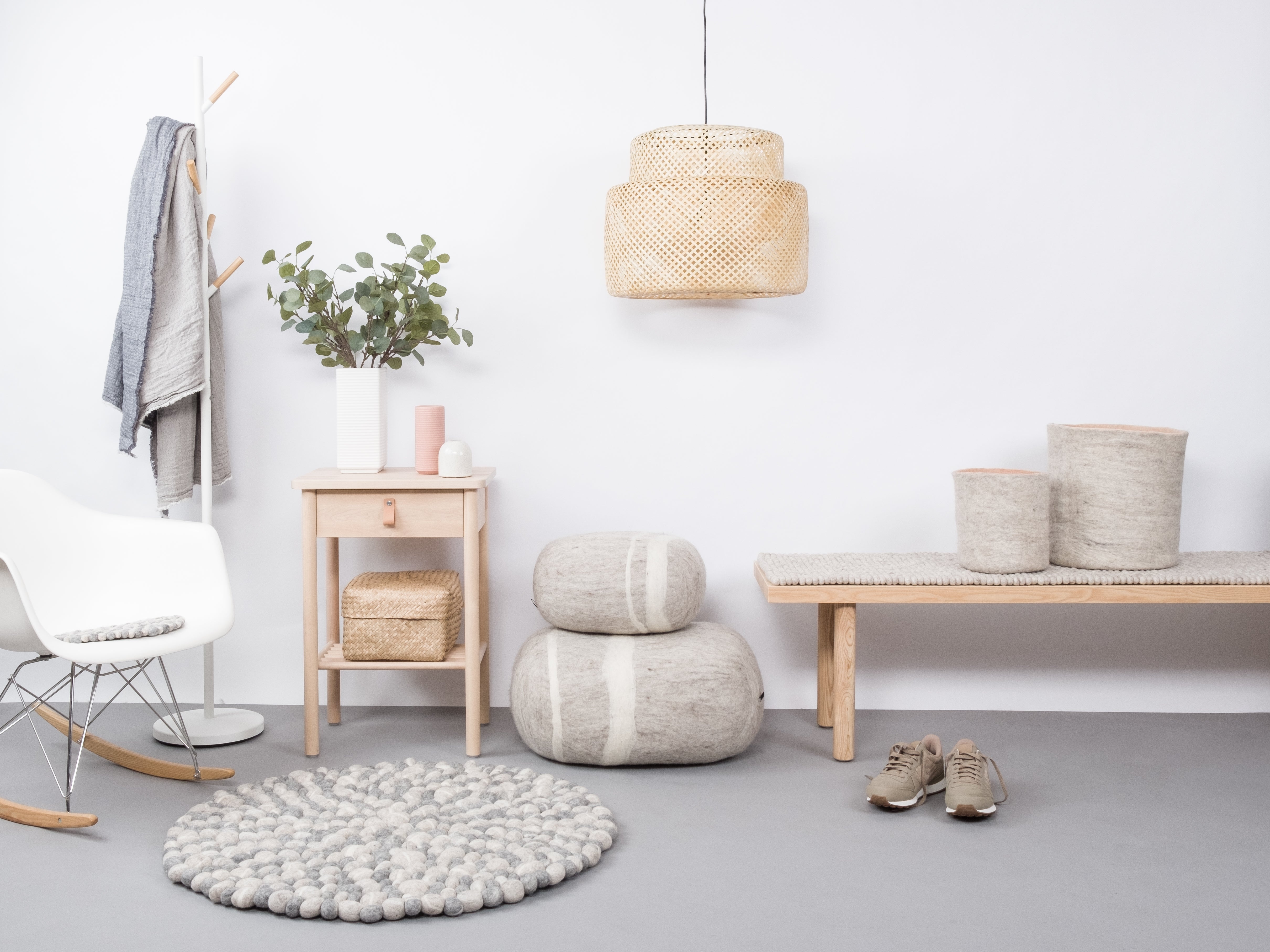 myfelt Ernie Filzkugelteppich Grau, Beige aus Schurwolle – Bild 2