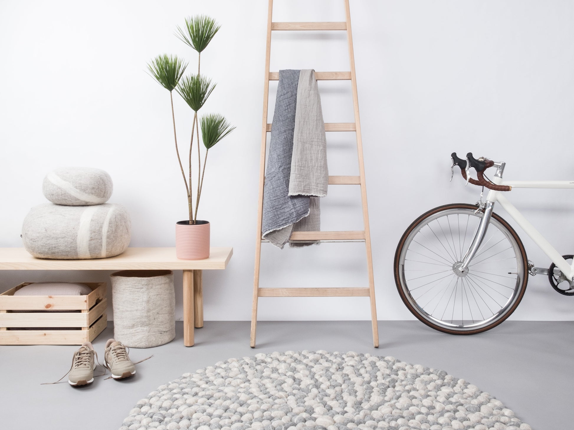 myfelt Ernie Filzkugelteppich Grau, Beige aus Schurwolle – Bild 3