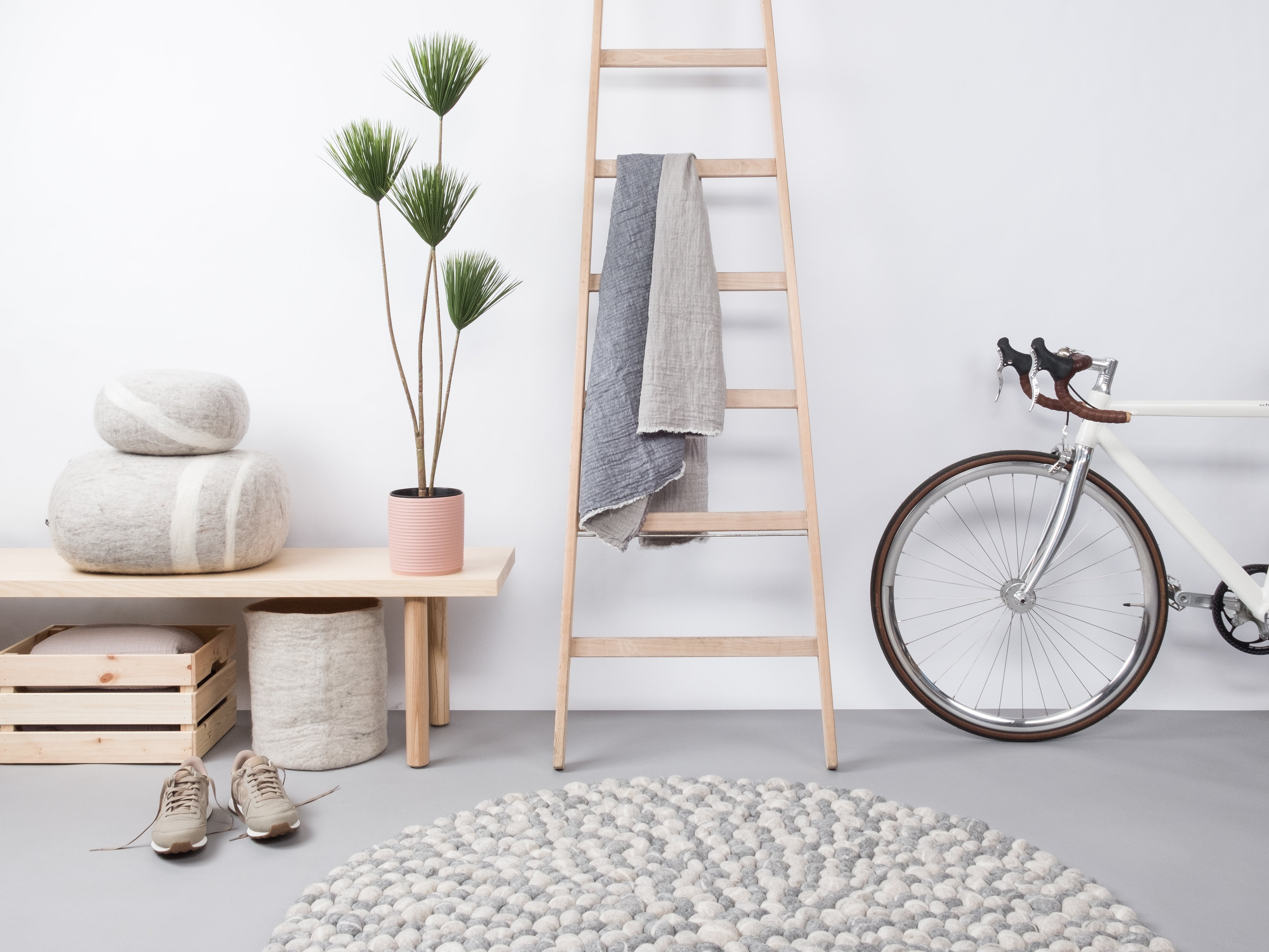 myfelt Ernie Filzkugelteppich Grau, Beige aus Schurwolle – Bild 3