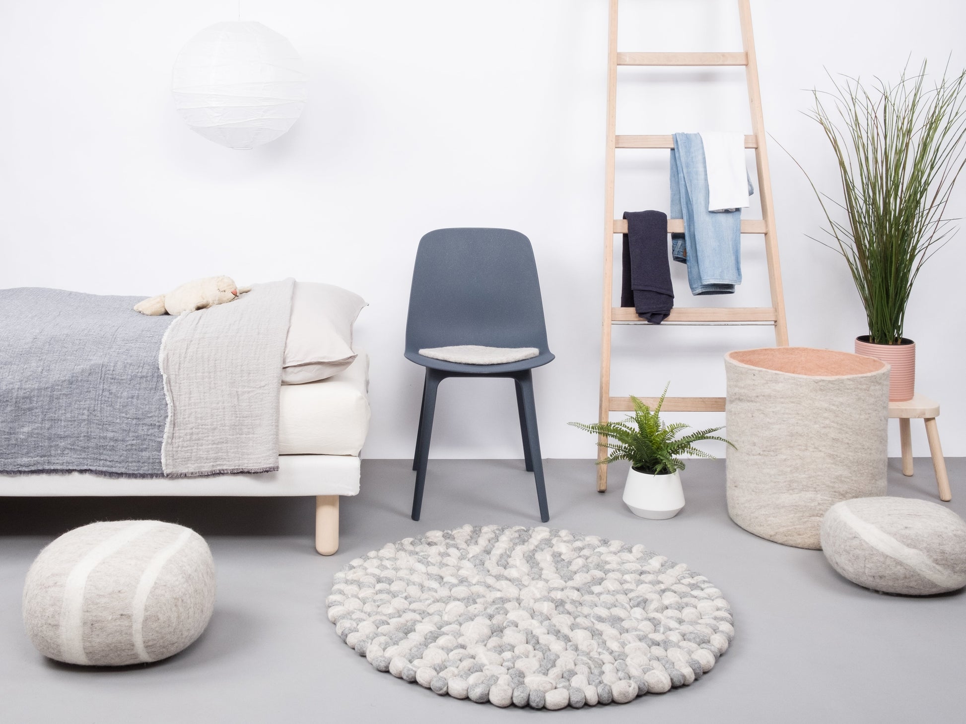 myfelt Ernie Filzkugelteppich Grau, Beige aus Schurwolle – Bild 6