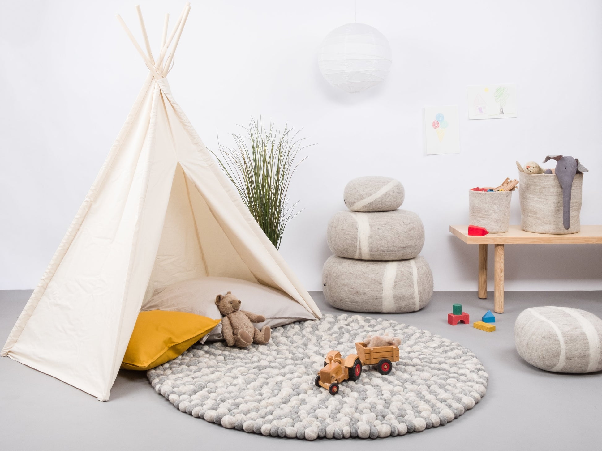 myfelt Ernie Filzkugelteppich Grau, Beige aus Schurwolle – Bild 4