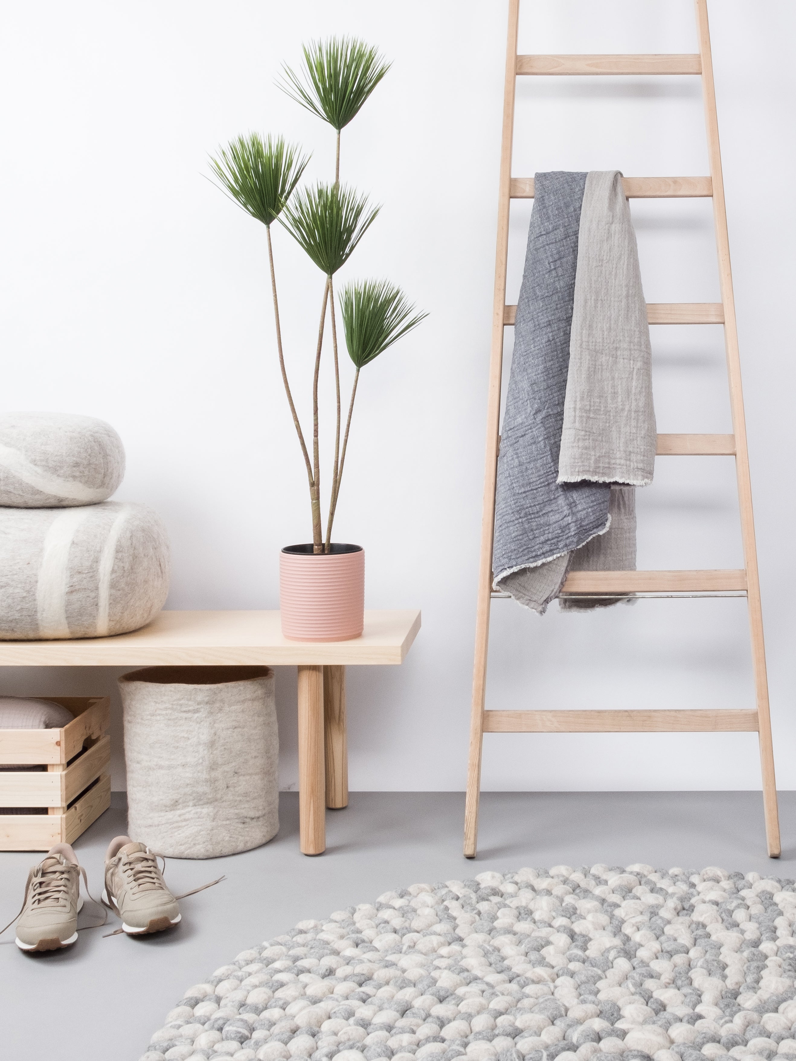 myfelt Ernie Filzkugelteppich Grau, Beige aus Schurwolle – Bild 5
