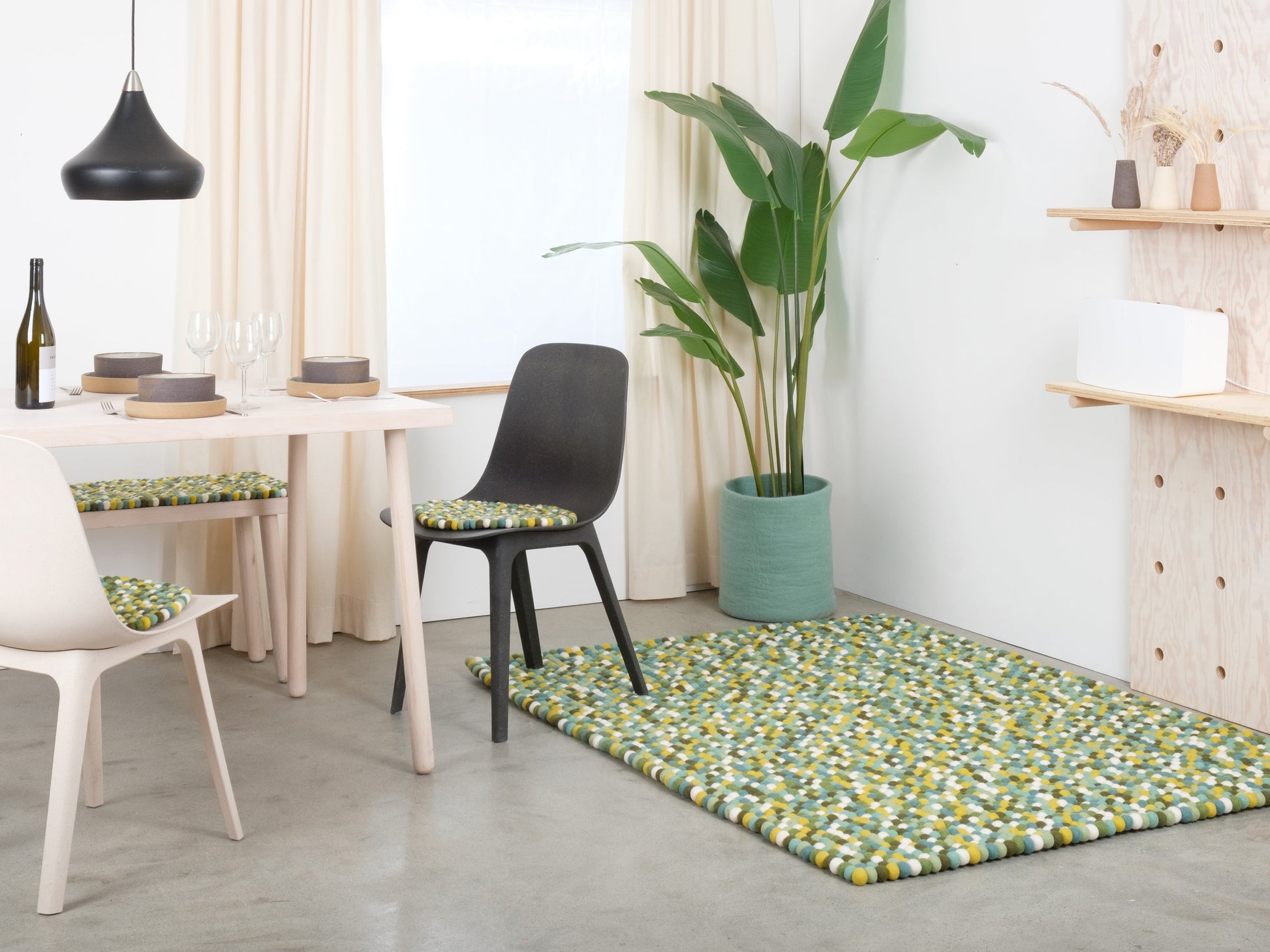 myfelt Finn Filzkugelteppich Blau, Grün, Gelb aus Schurwolle – Bild 6
