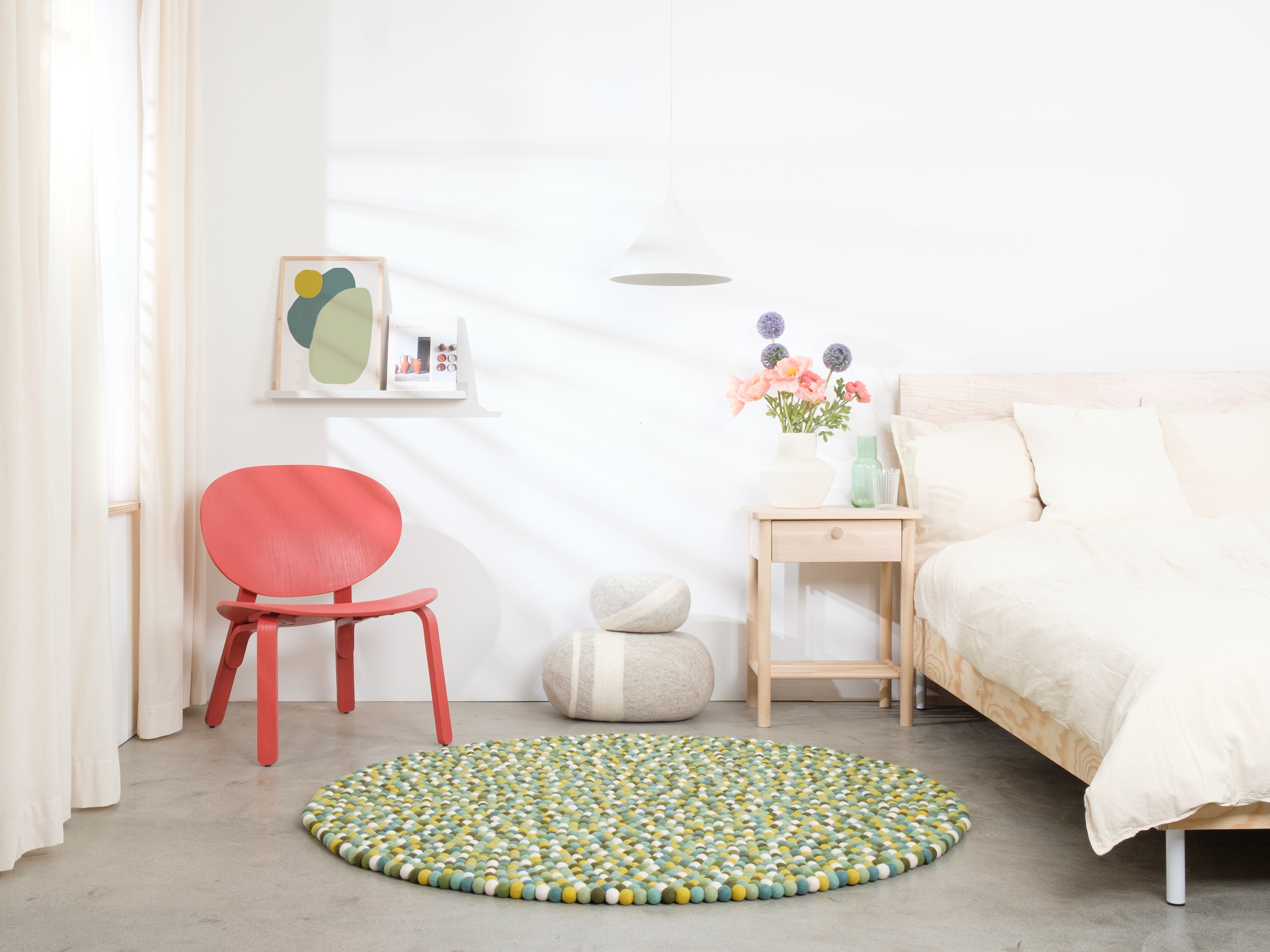 myfelt Finn Filzkugelteppich Blau, Grün, Gelb aus Schurwolle – Bild 4