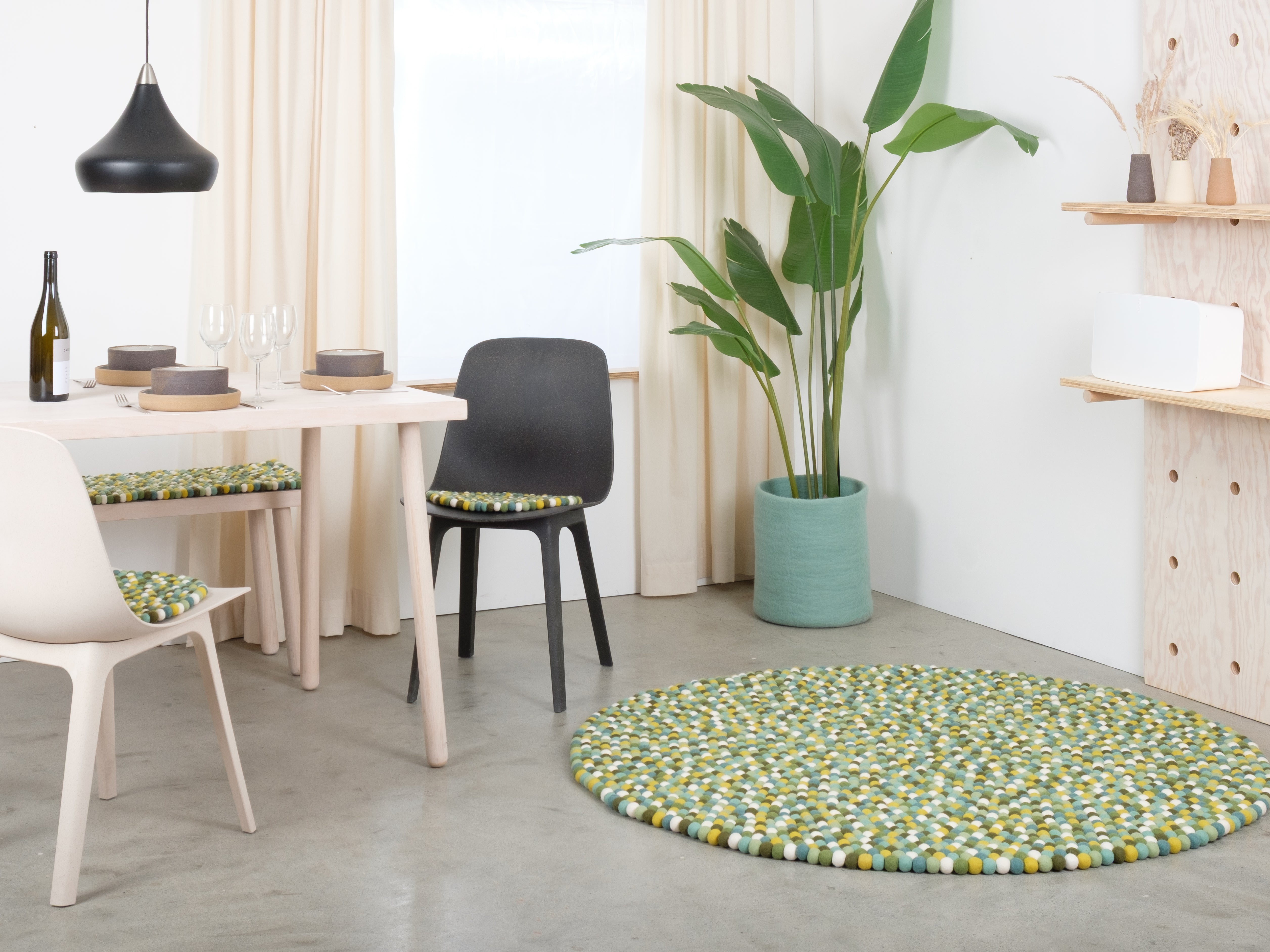 myfelt Finn Filzkugelteppich Blau, Grün, Gelb aus Schurwolle – Bild 5
